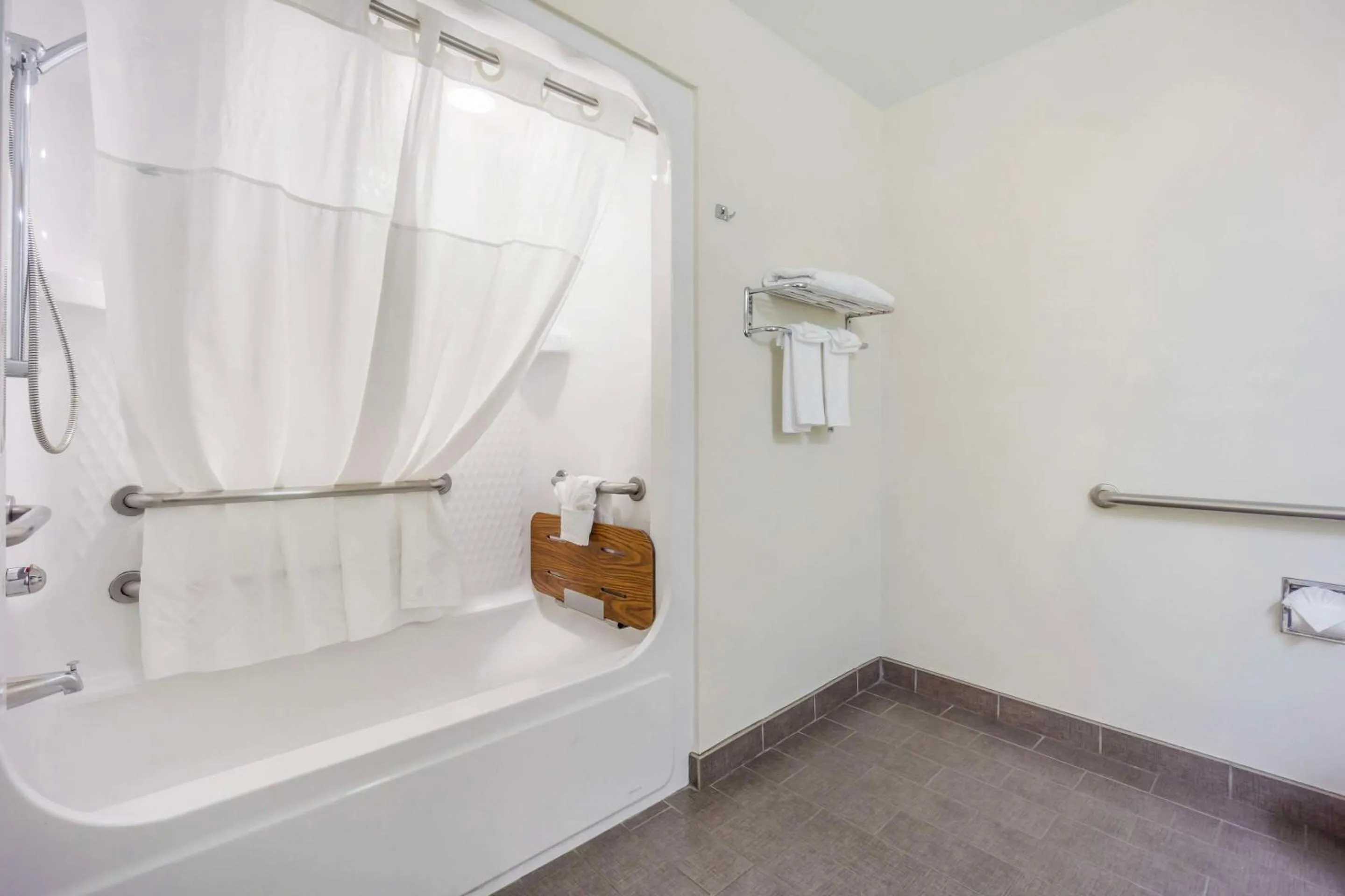 Bedroom in Sleep Inn Sea Tac Airport