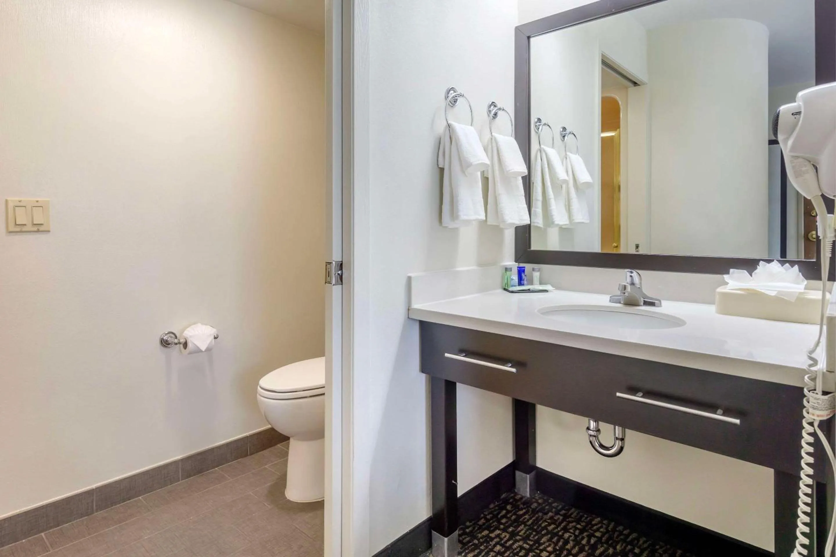 Bedroom in Sleep Inn Sea Tac Airport