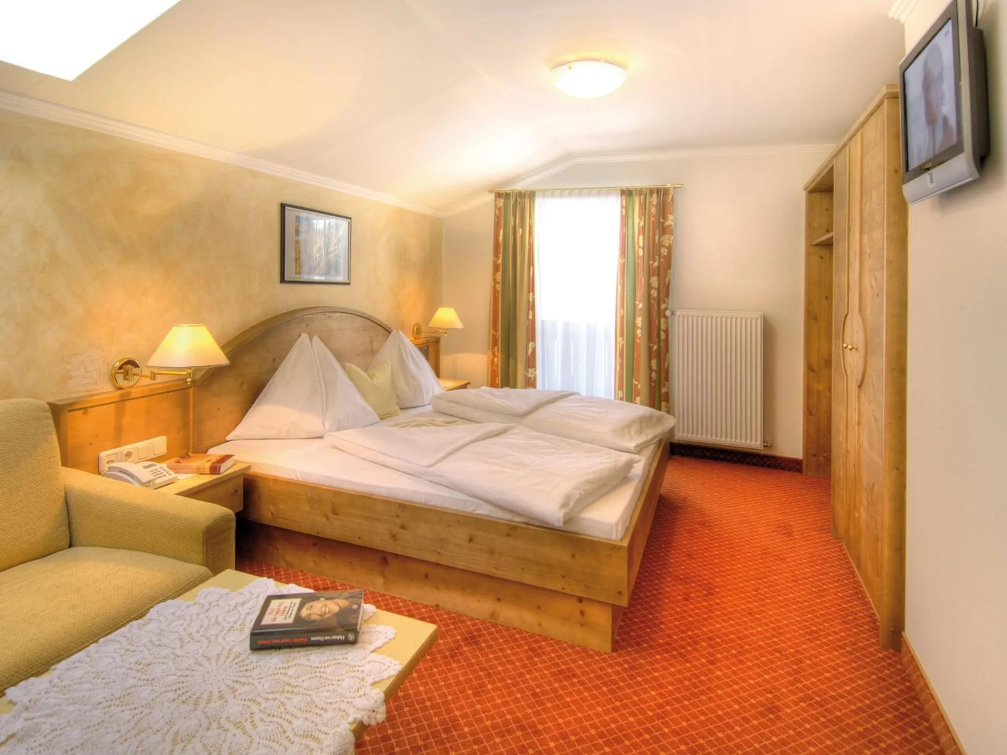 Photo of the whole room, Bed in Hotel Salzburger Hof