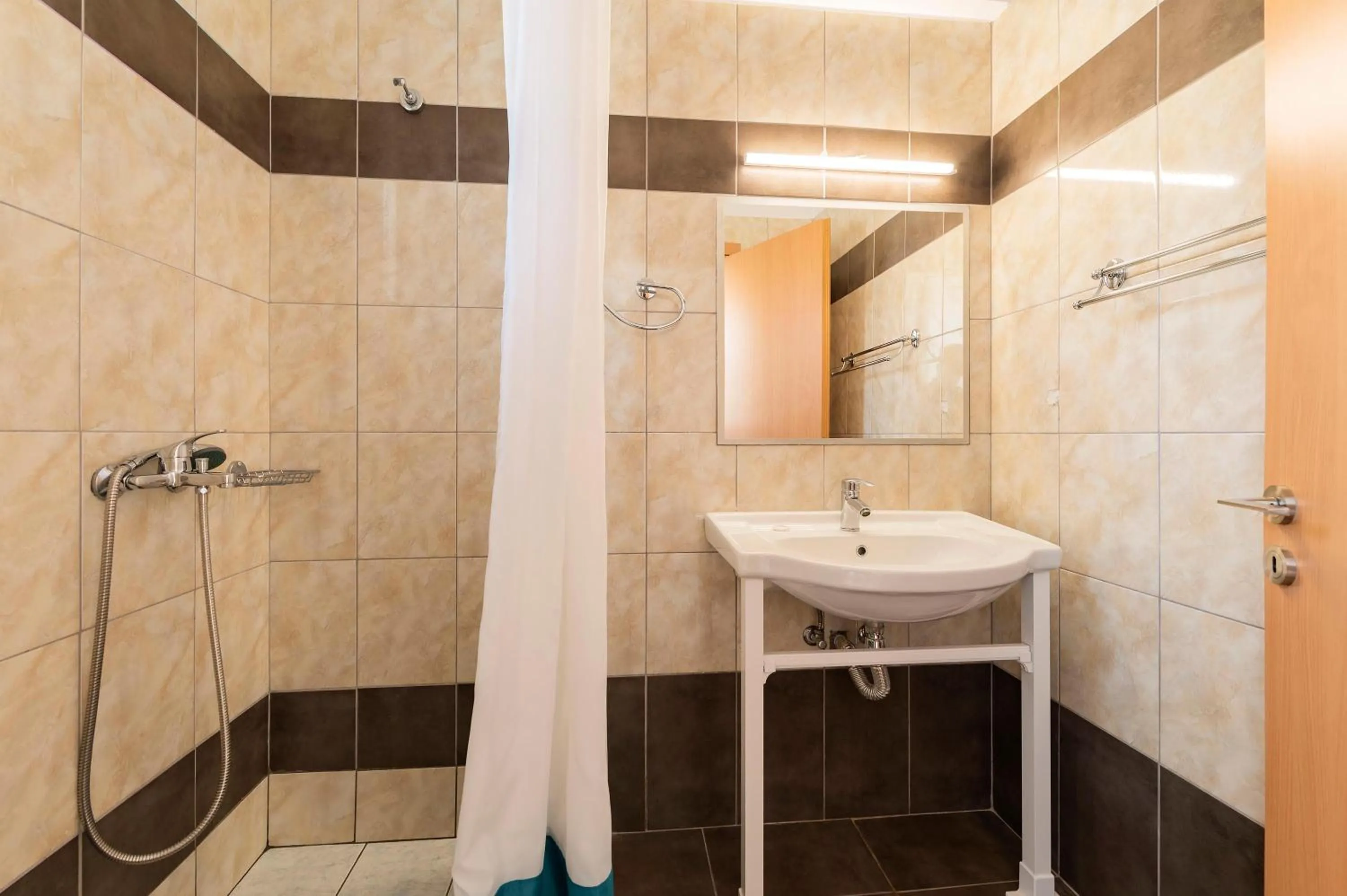 Shower in Summer View