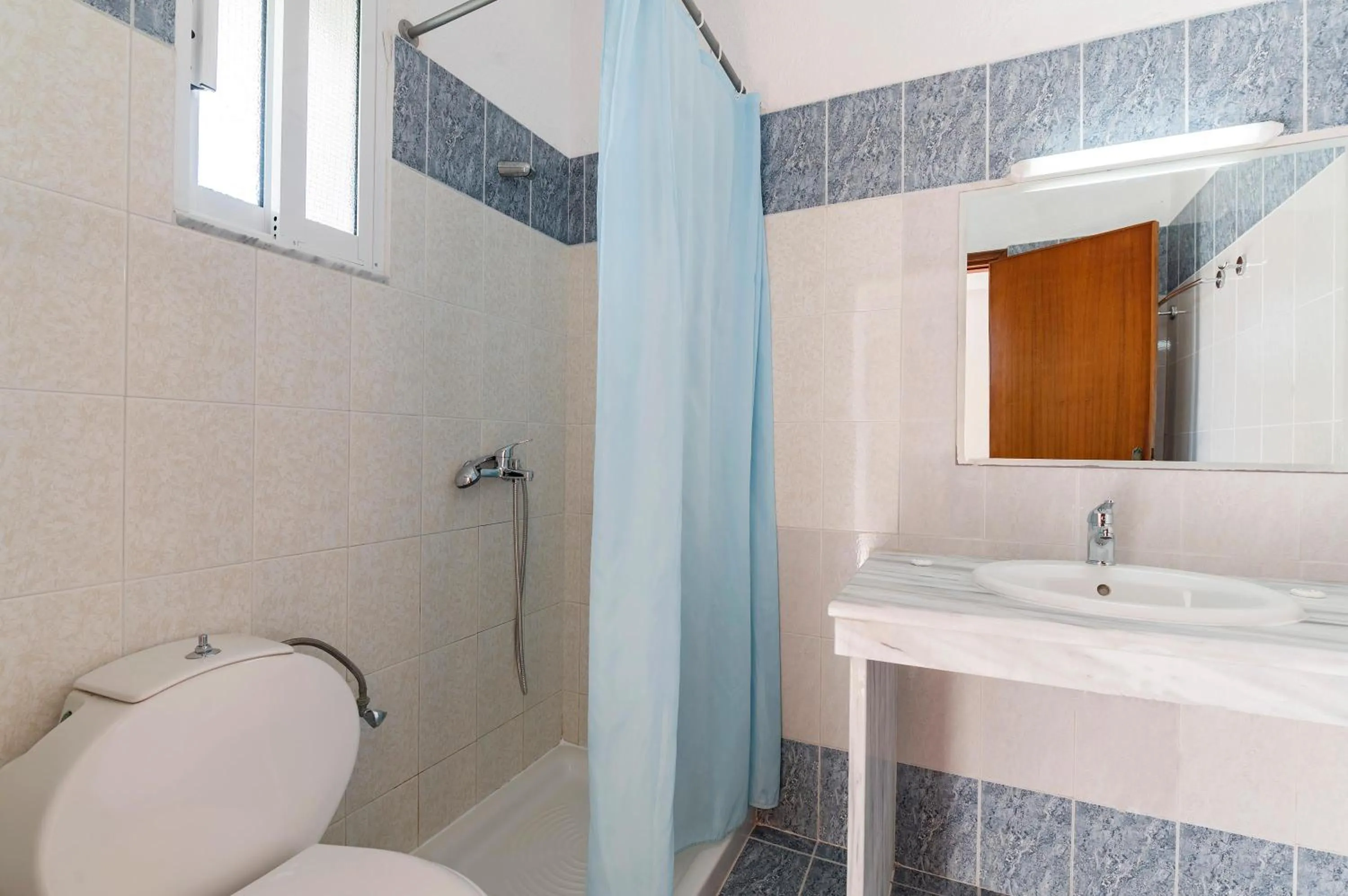 Shower in Summer View