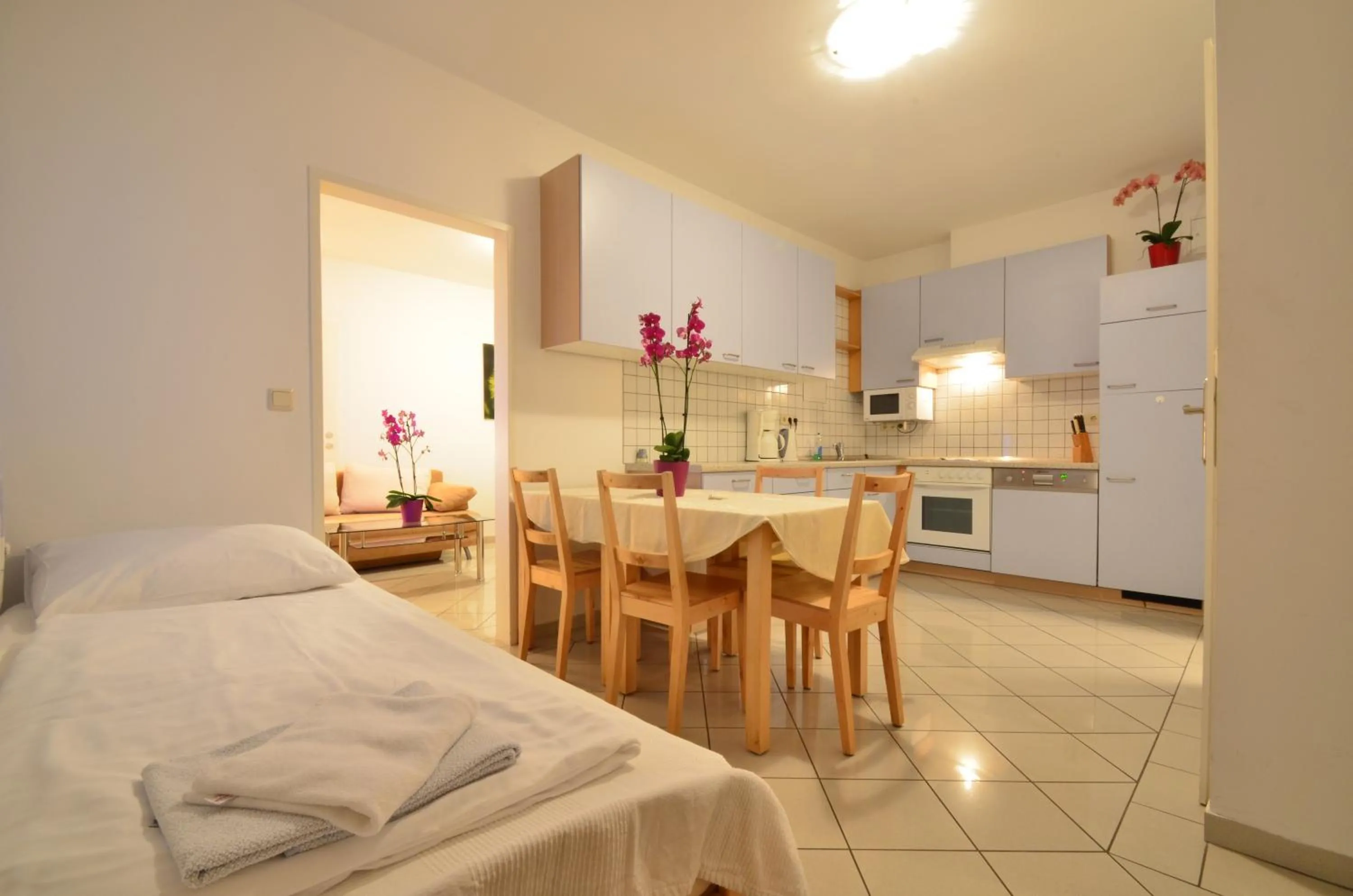 Dining area in AJO Apartments - Alte Donau Garden Flat - Self-Check-in
