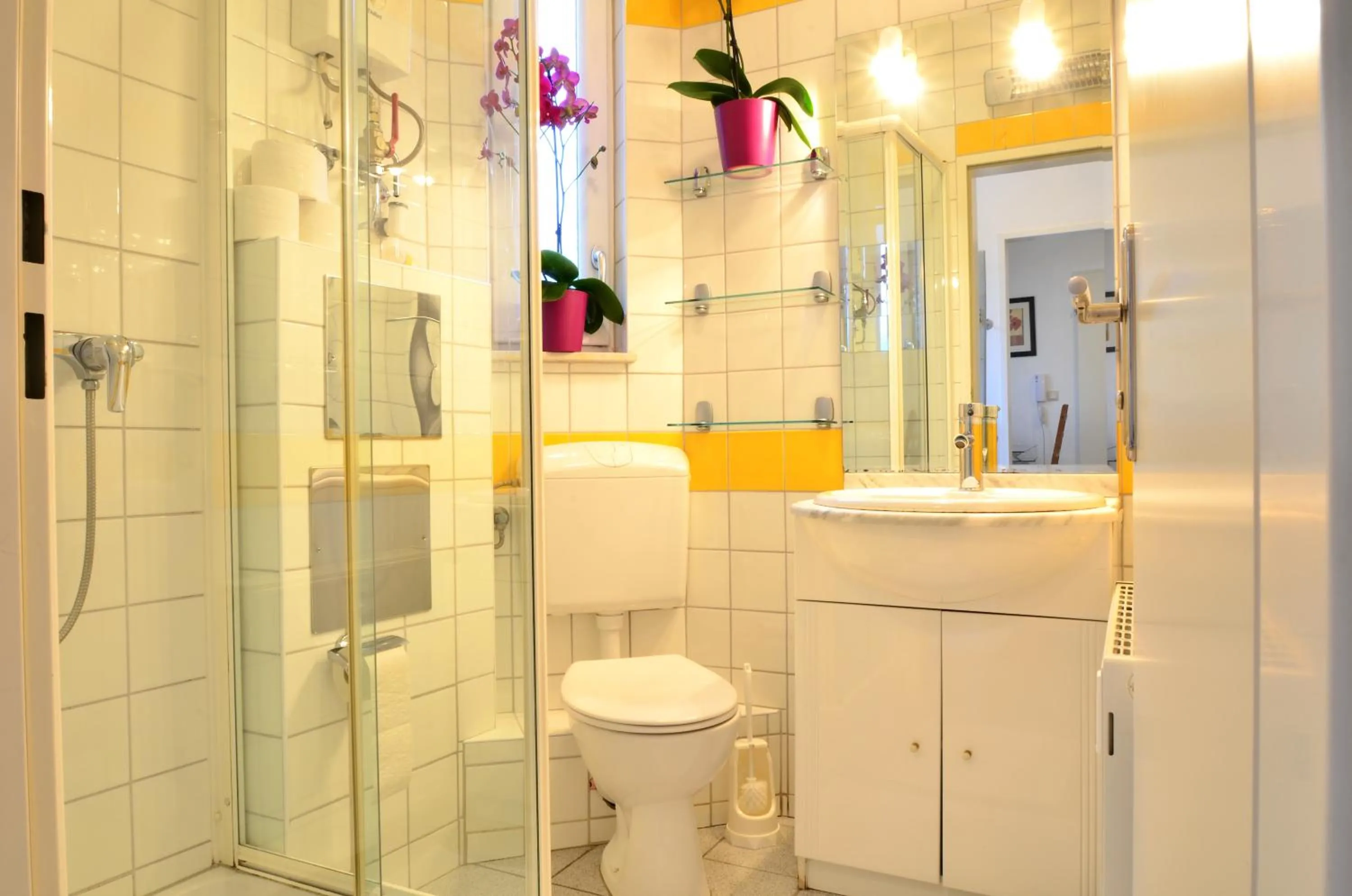 Bathroom in AJO Apartments - Alte Donau Garden Flat - Self-Check-in