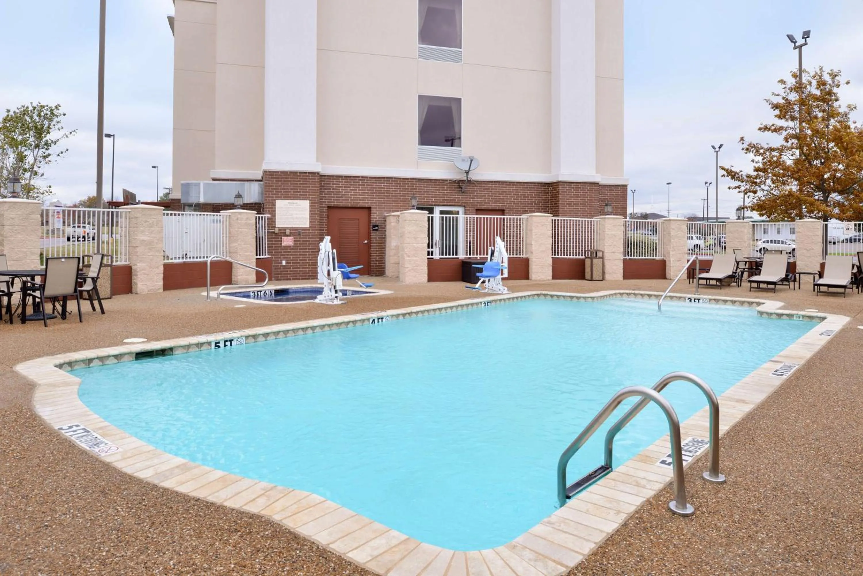 Pool view in Hampton Inn & Suites Greenville