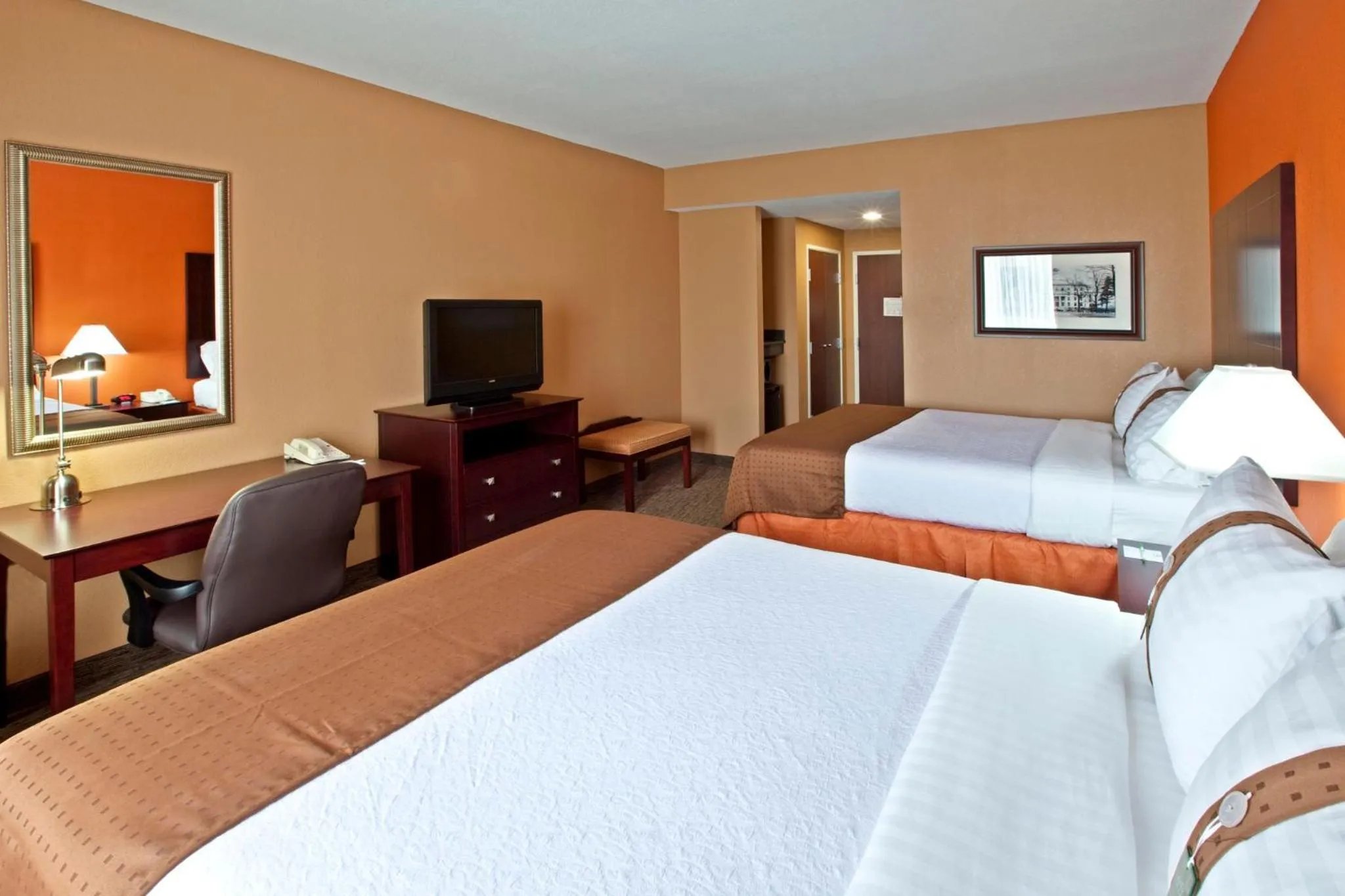 Photo of the whole room, Bed in Holiday Inn Louisville Airport South by IHG