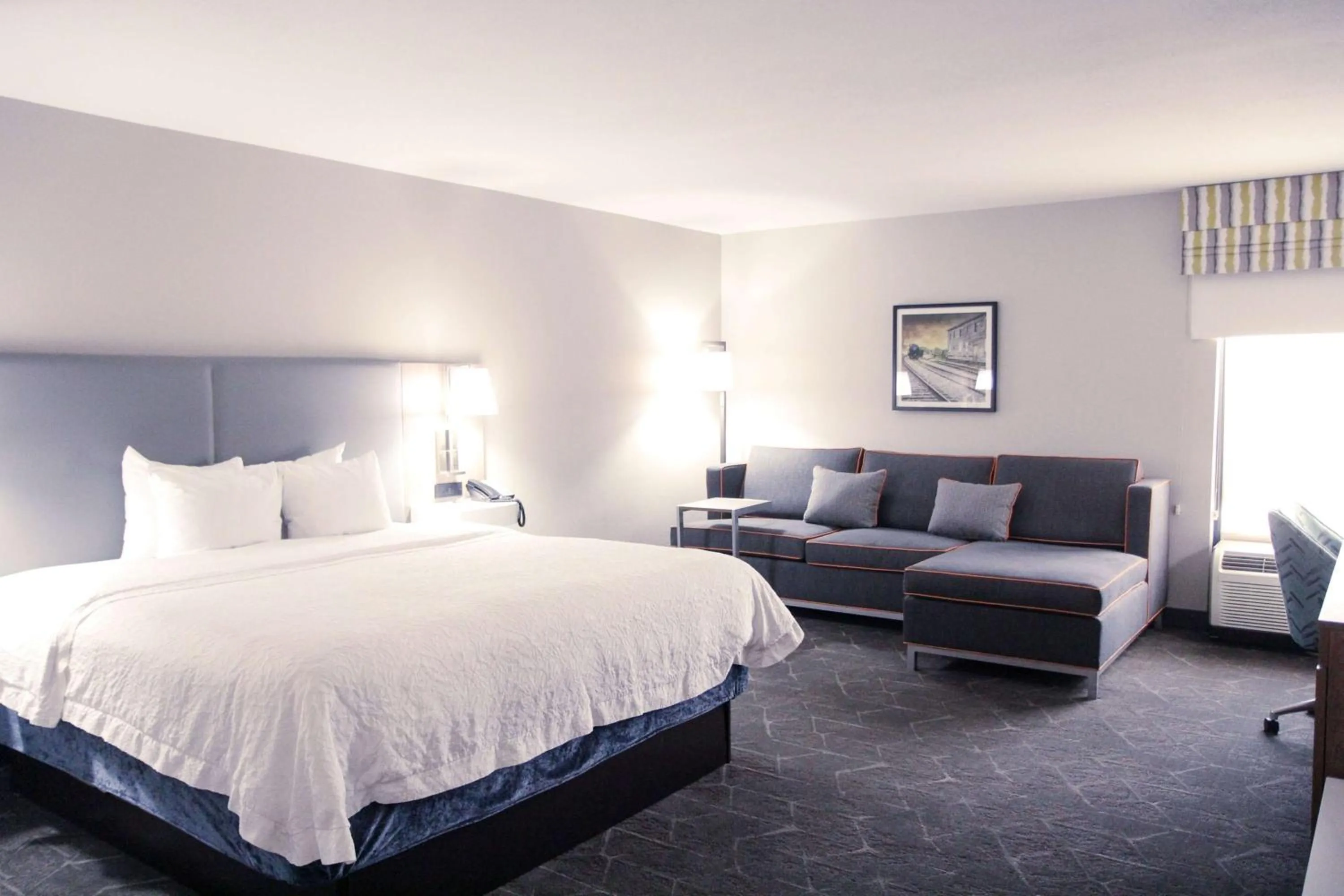 Living room, Bed in Hampton Inn Greeneville