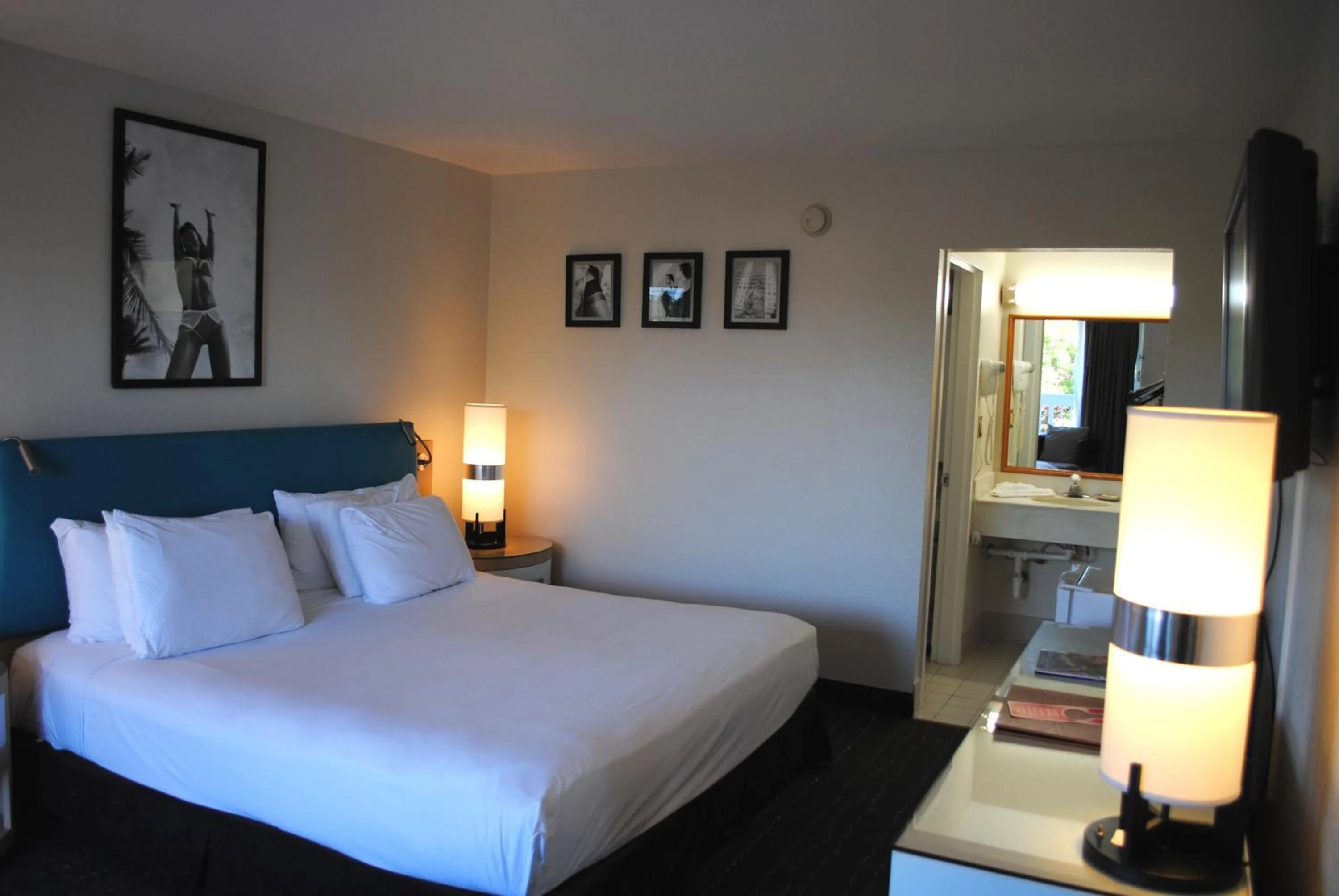 Photo of the whole room, Bed in Floridian Hotel