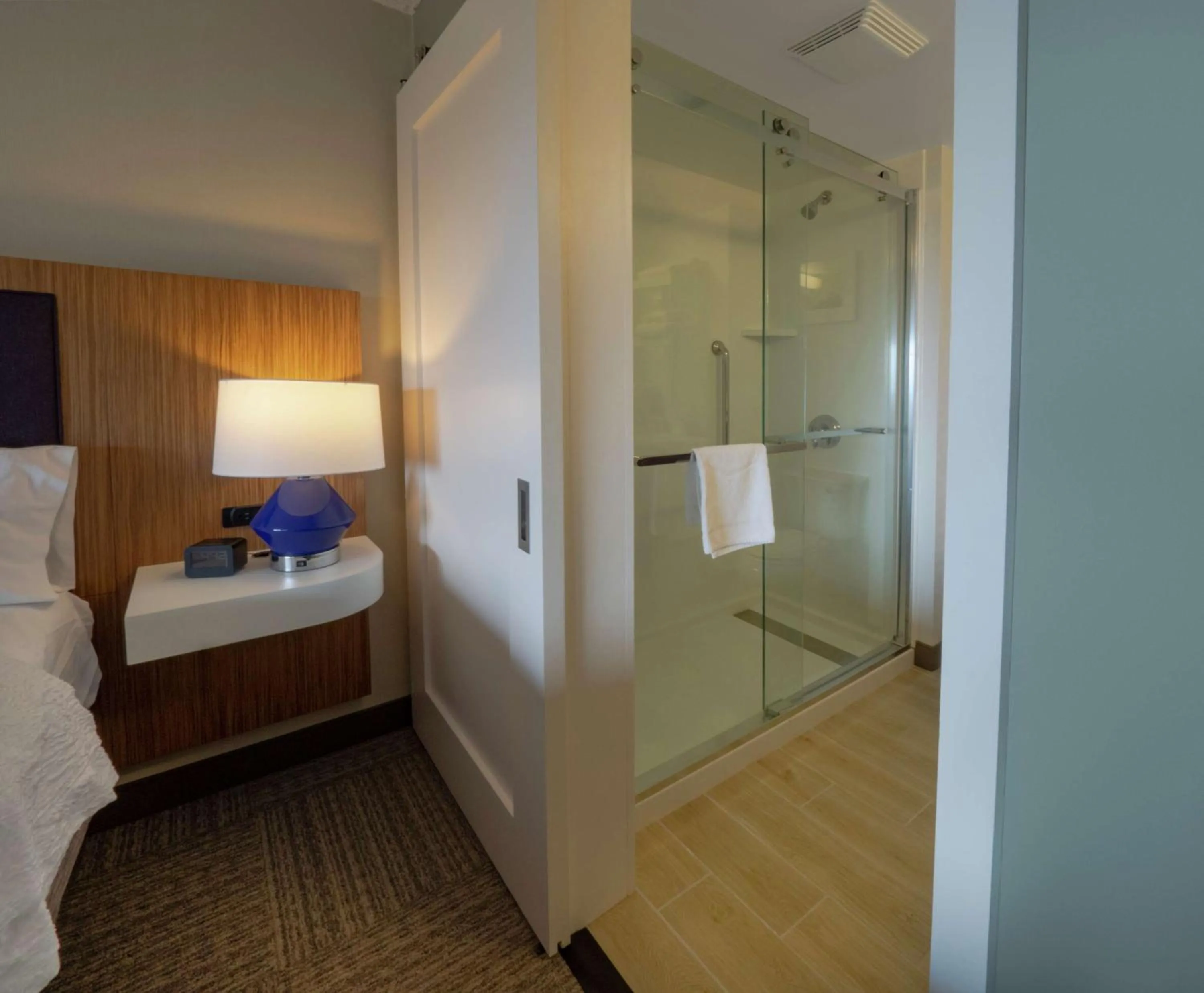 Bathroom, Bed in Hampton Inn Hazleton