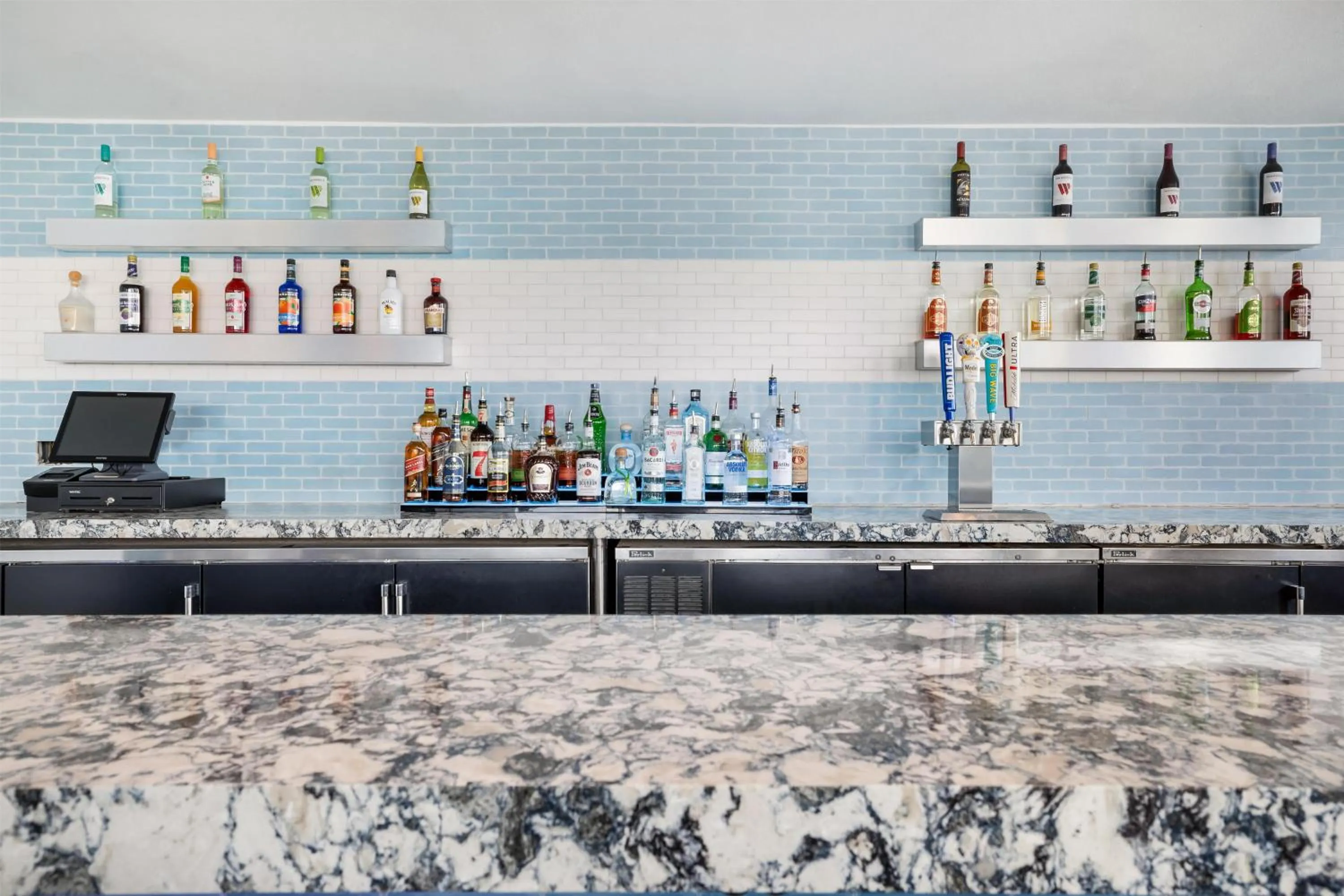 Lounge or bar in The Banyan Hotel Fort Myers, Tapestry Collection by Hilton