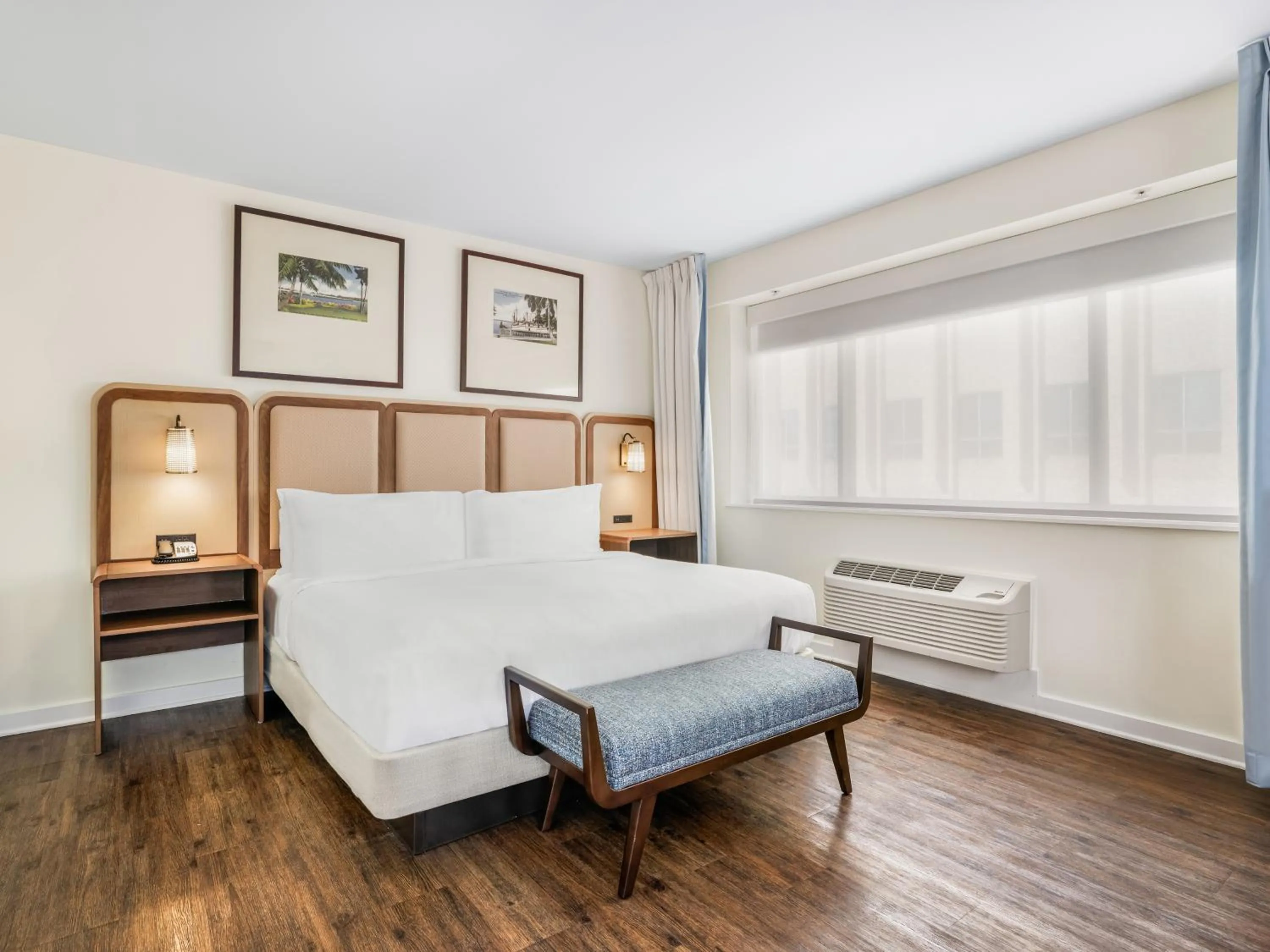 Bed in The Banyan Hotel Fort Myers, Tapestry Collection by Hilton