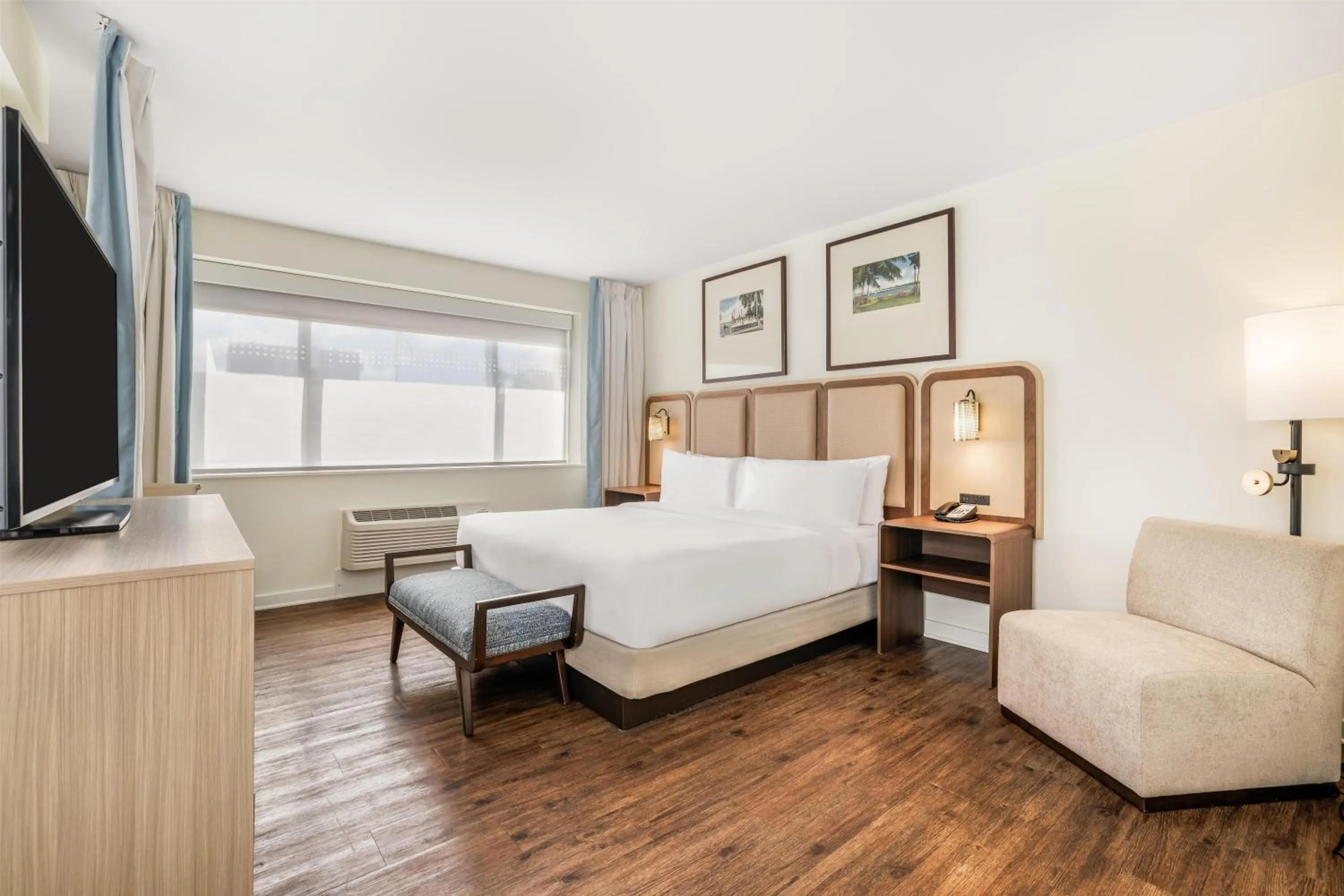 Bed in The Banyan Hotel Fort Myers, Tapestry Collection by Hilton