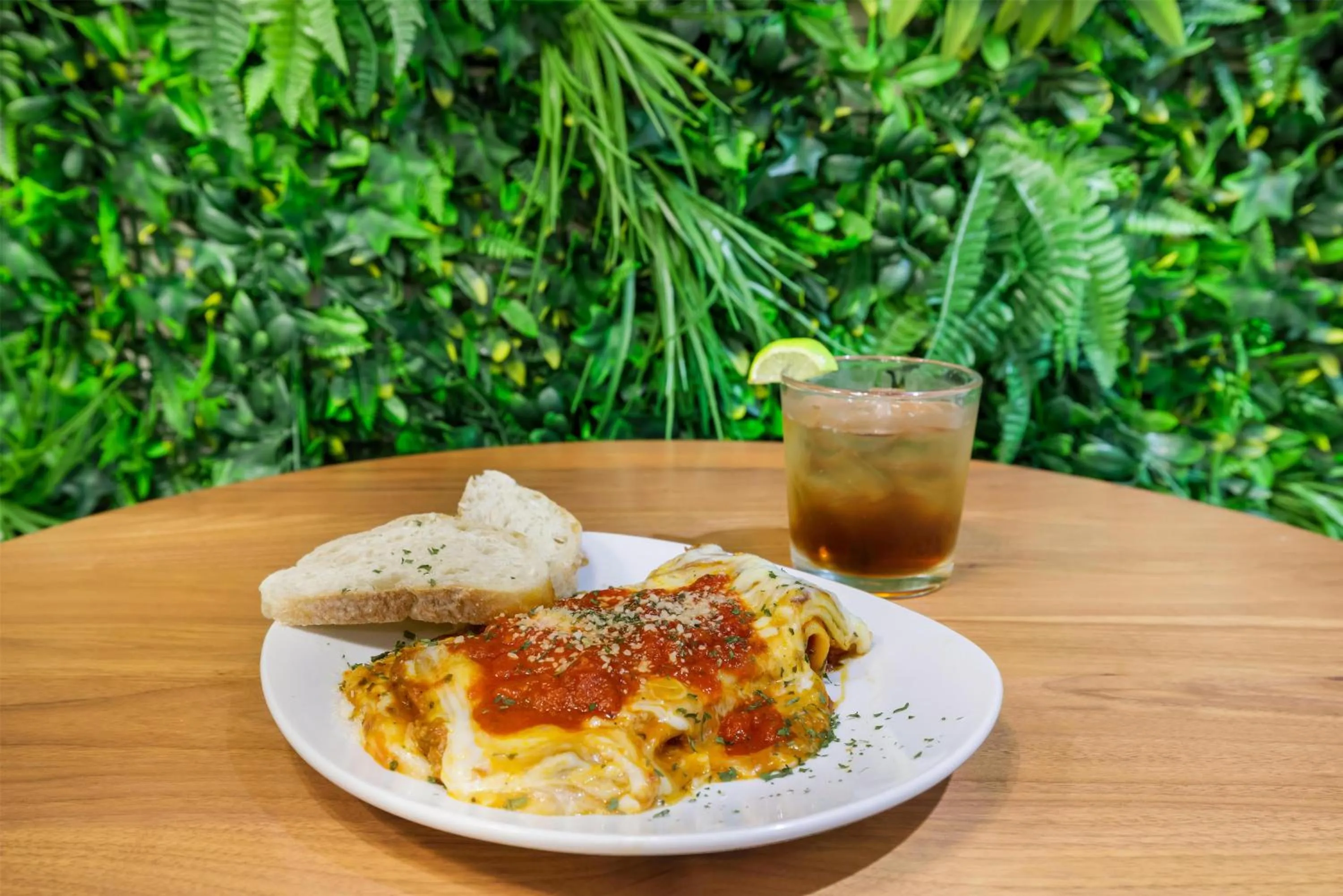 Dining area in The Banyan Hotel Fort Myers, Tapestry Collection by Hilton