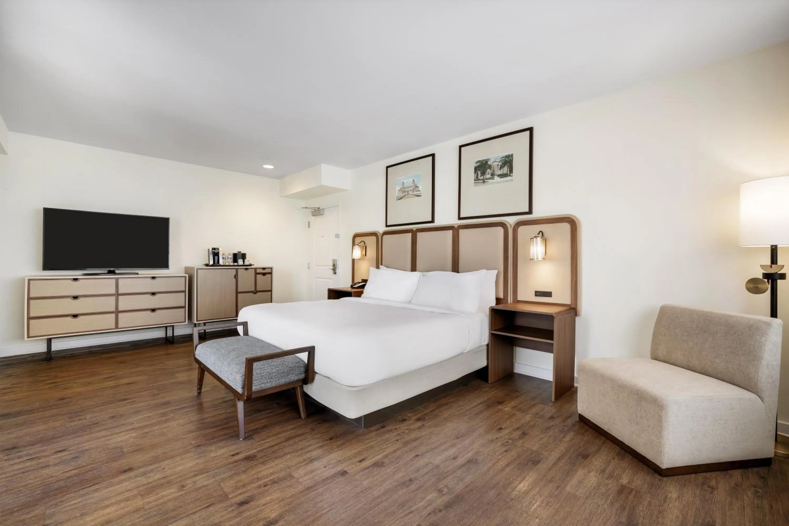 Bed in The Banyan Hotel Fort Myers, Tapestry Collection by Hilton