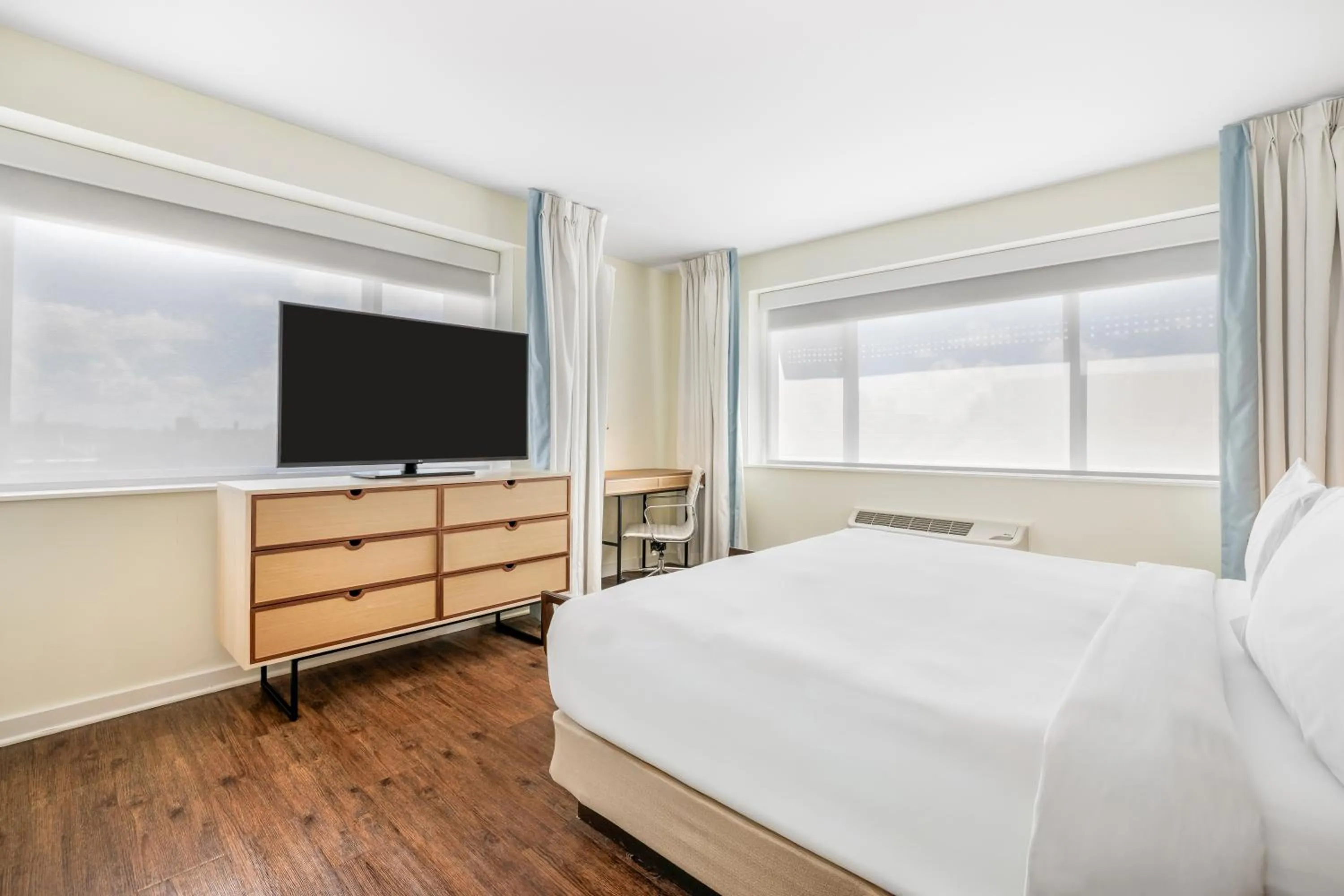 Bed in The Banyan Hotel Fort Myers, Tapestry Collection by Hilton