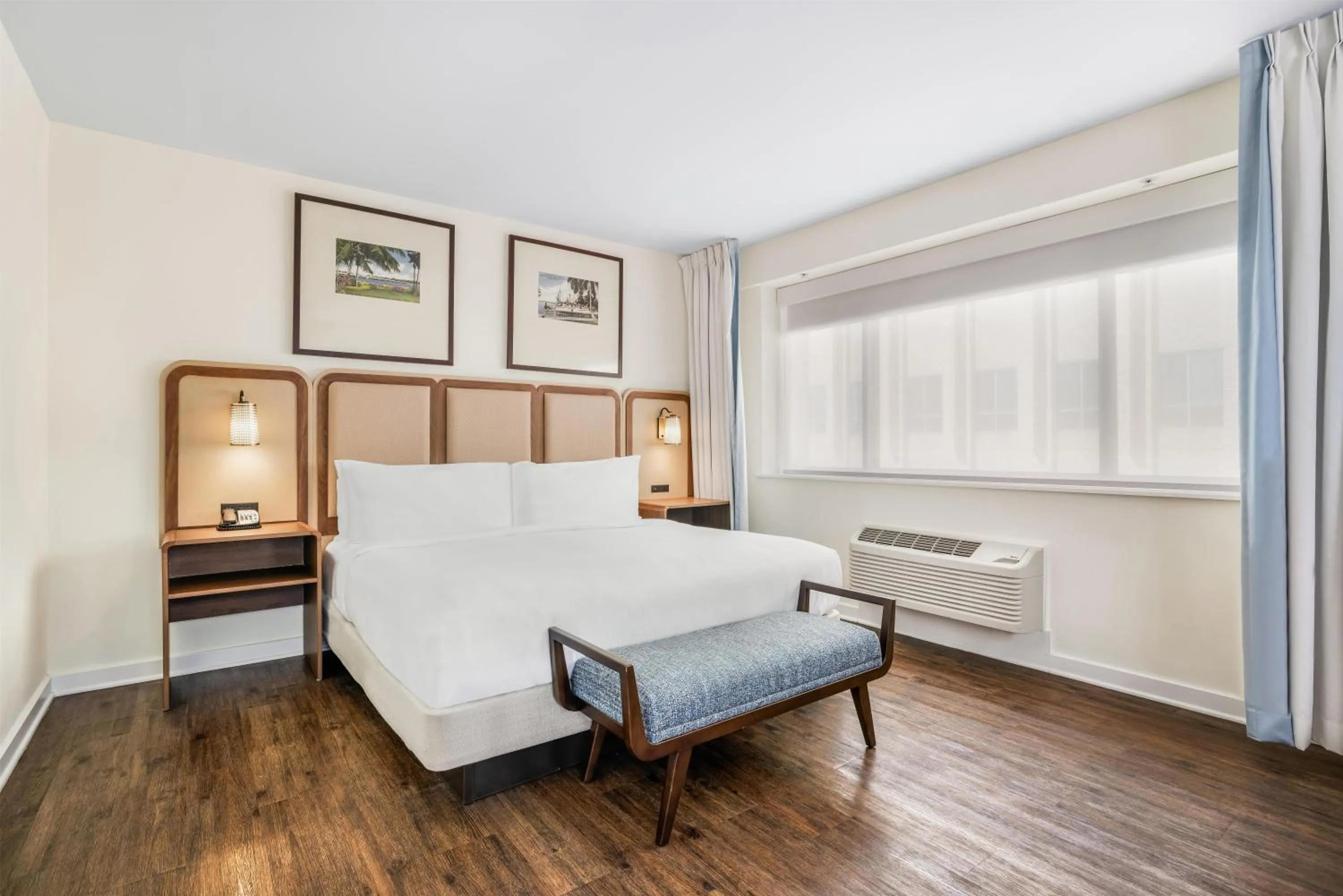 Bed in The Banyan Hotel Fort Myers, Tapestry Collection by Hilton
