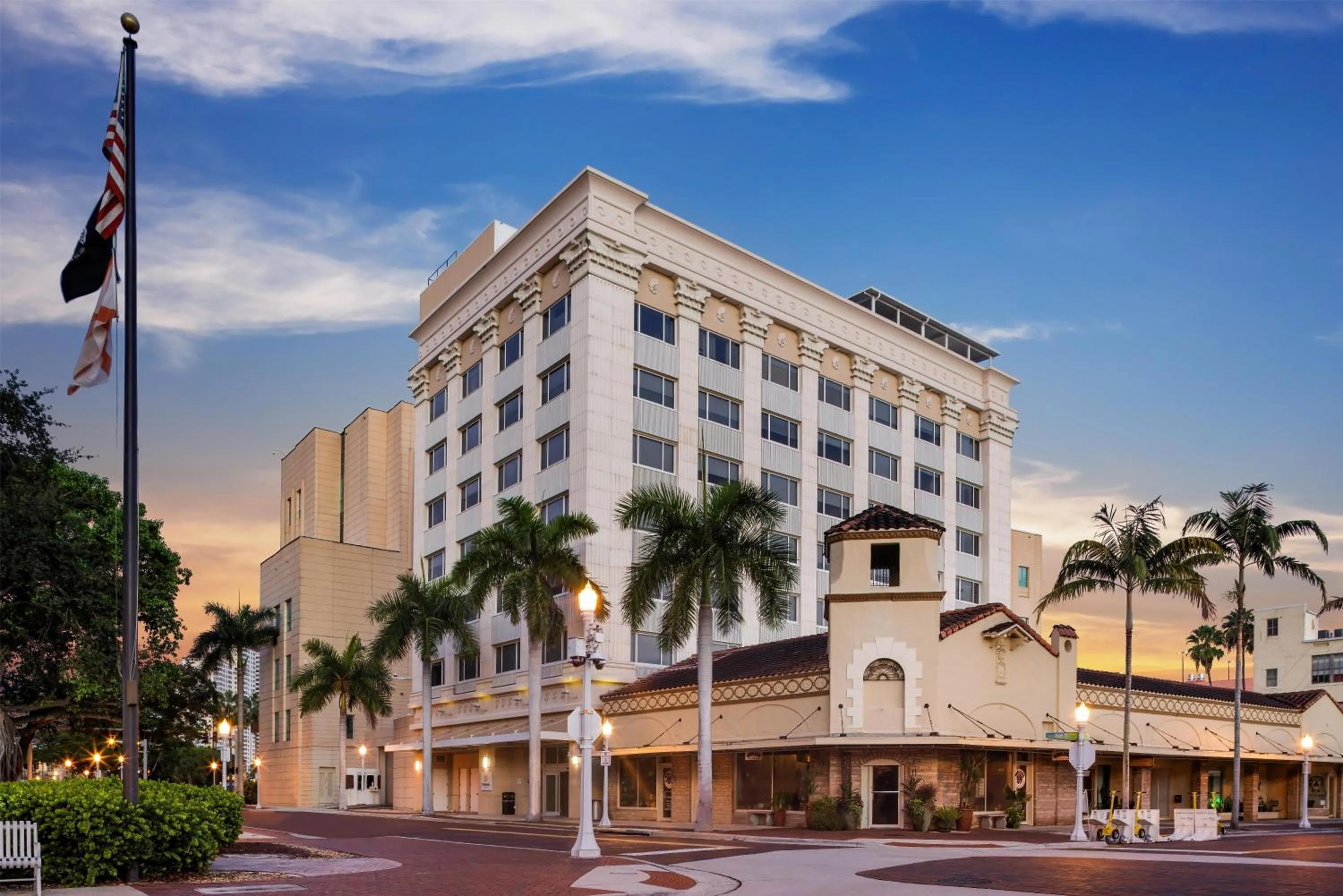 Property building in The Banyan Hotel Fort Myers, Tapestry Collection by Hilton