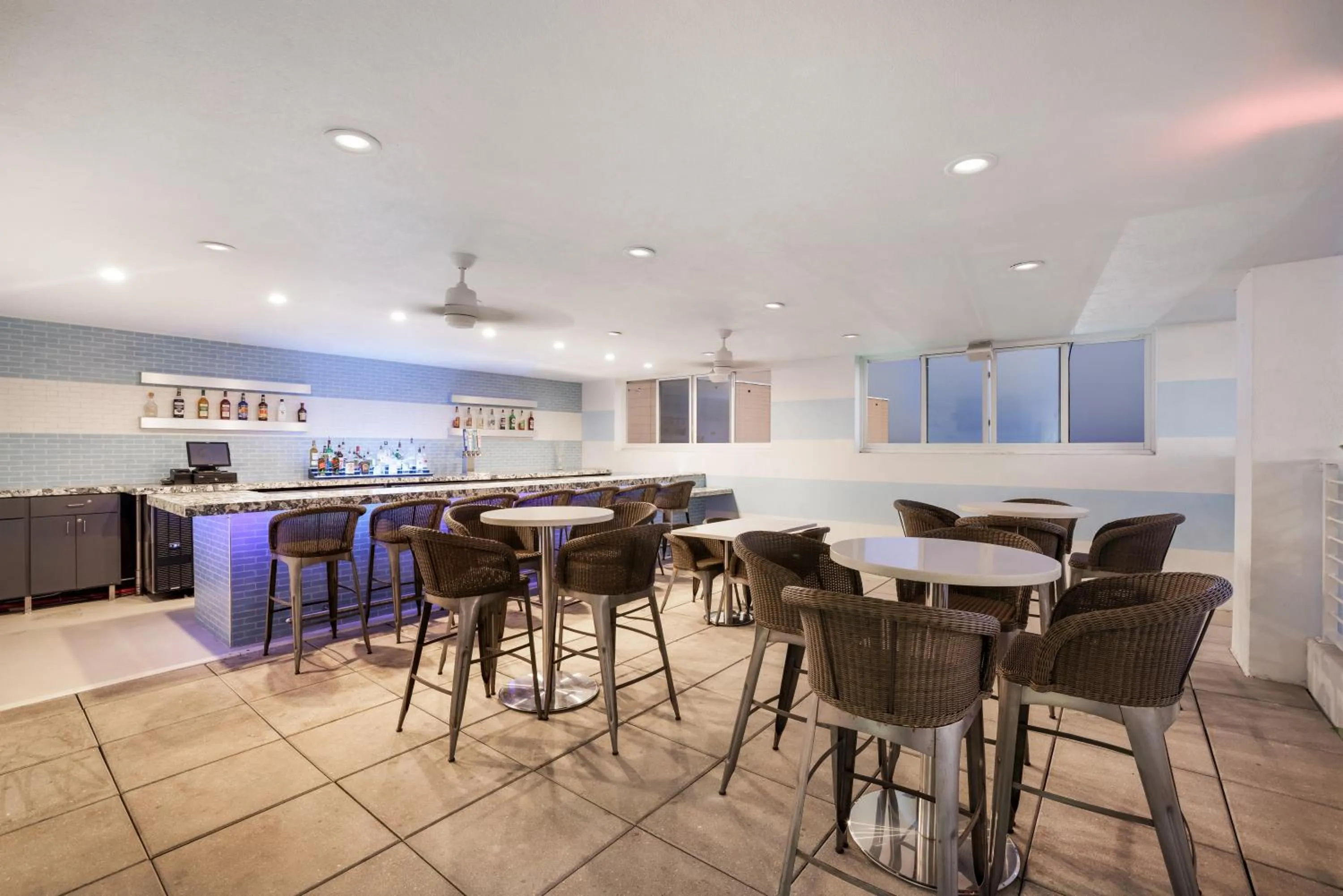 Lounge or bar in The Banyan Hotel Fort Myers, Tapestry Collection by Hilton