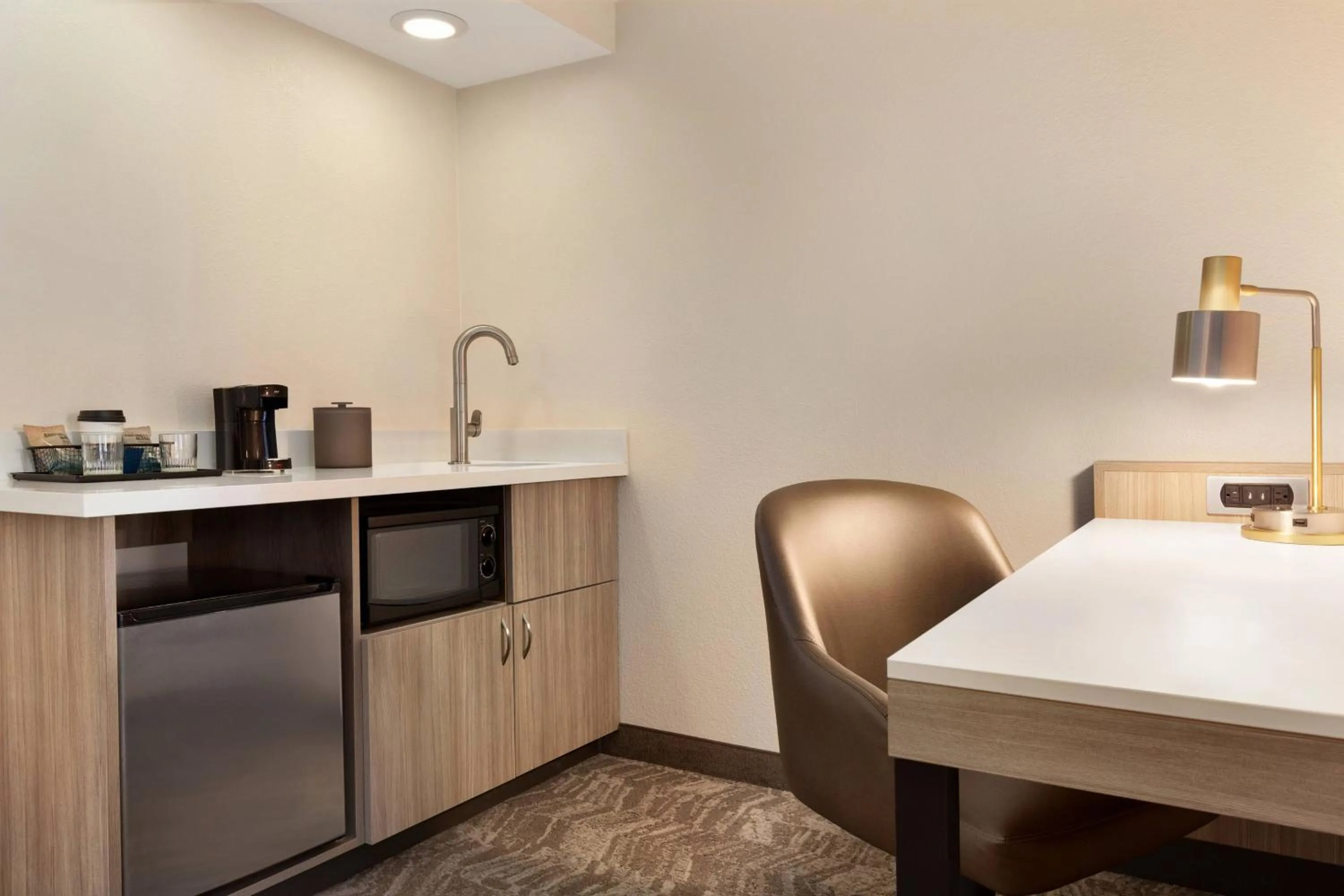 Kitchen or kitchenette in SpringHill Suites Phoenix Chandler/Fashion Center
