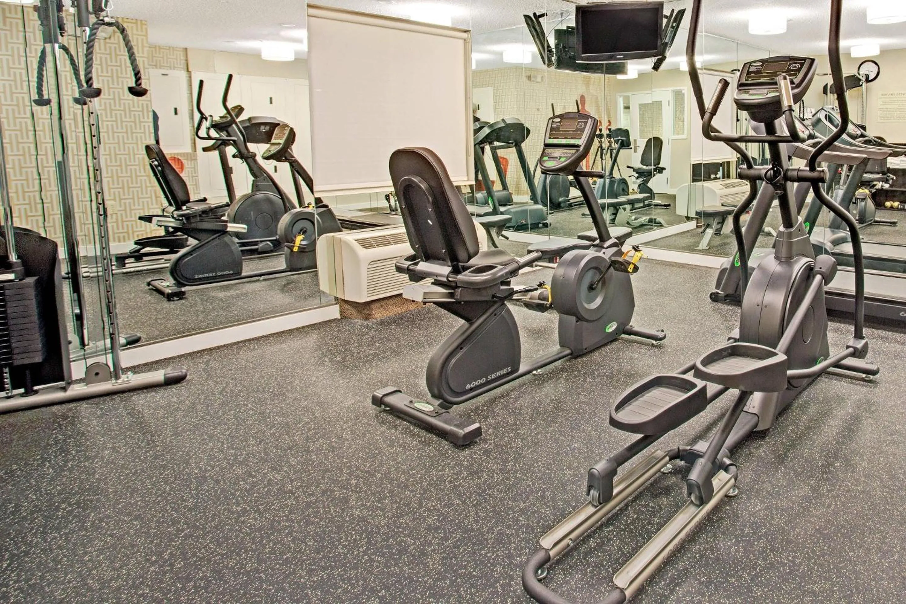 Fitness centre/facilities in MainStay Suites Omaha Old Mill