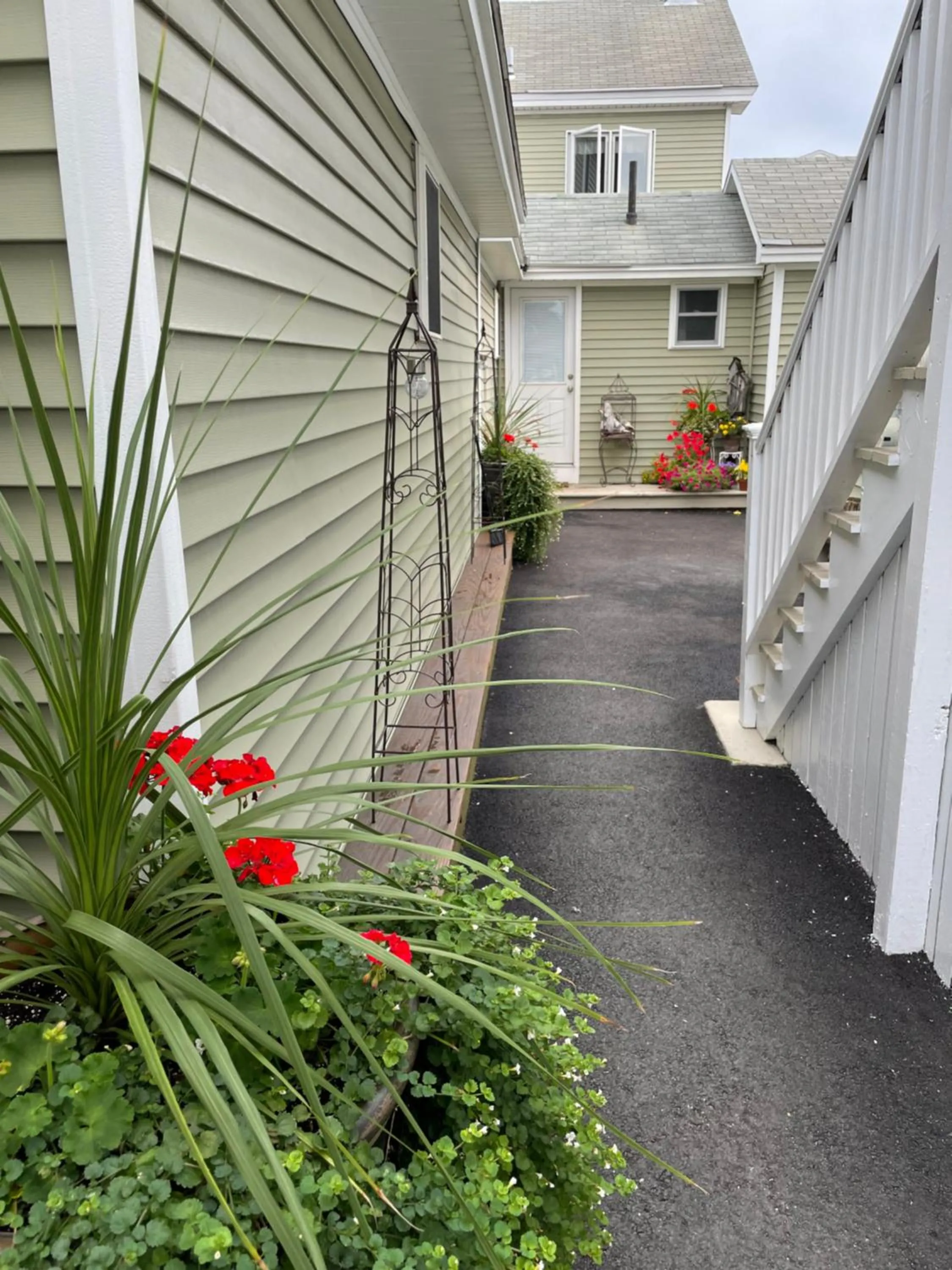 Property building in Moontide Motel, Apartments, and Cabins