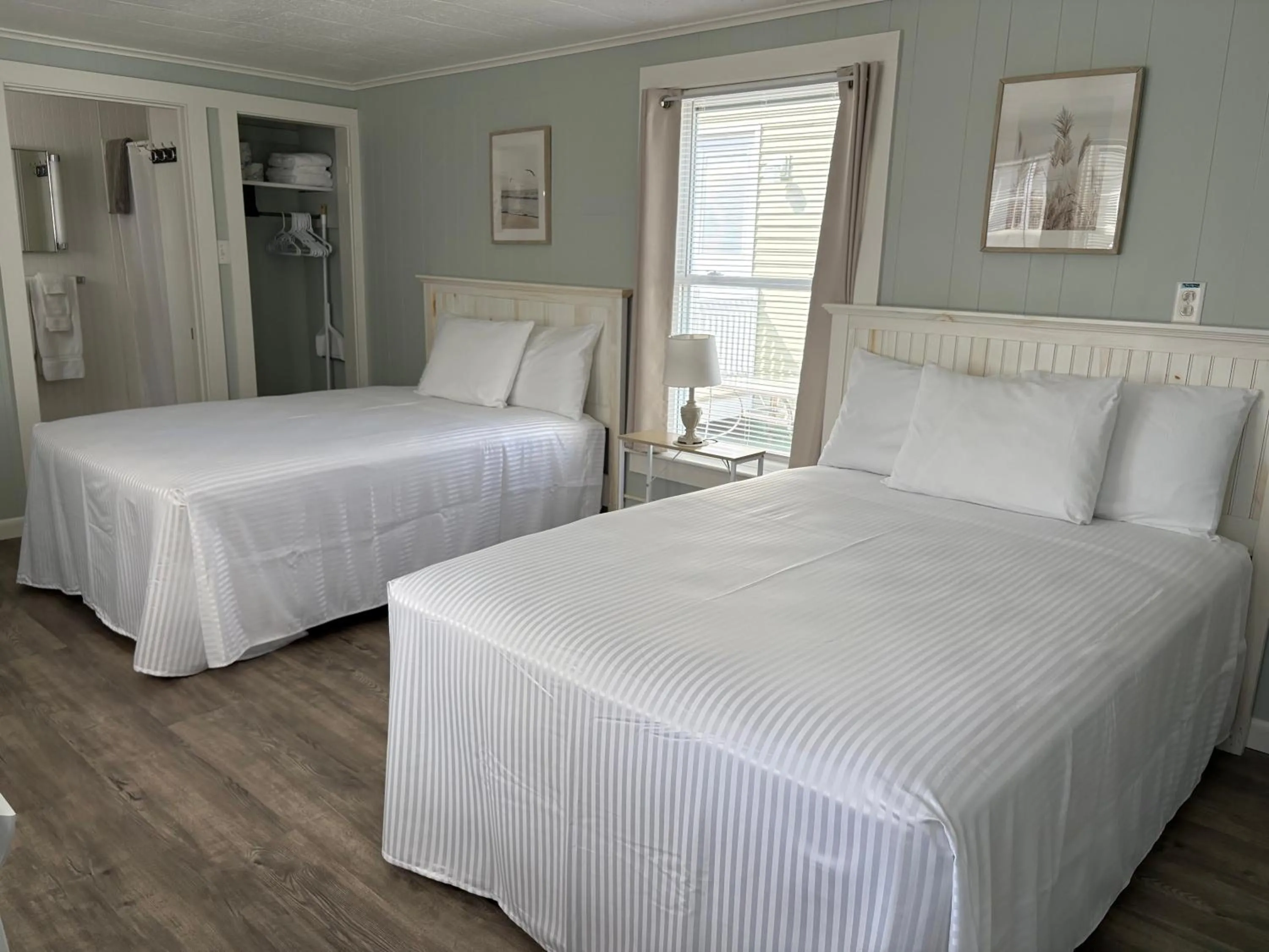 Bed in Moontide Motel, Apartments, and Cabins