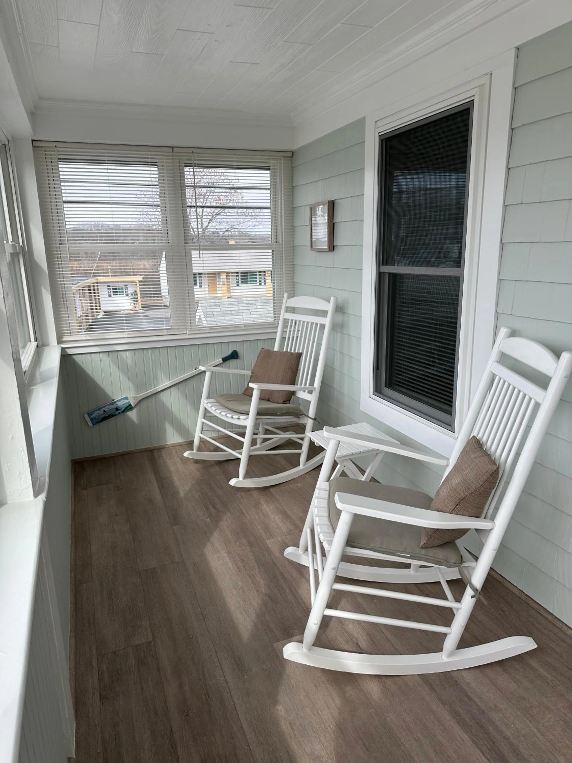 Living room in Moontide Motel, Apartments, and Cabins