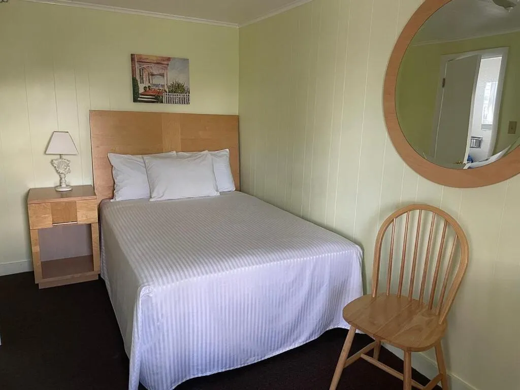 Bedroom, Bed in Moontide Motel, Apartments, and Cabins
