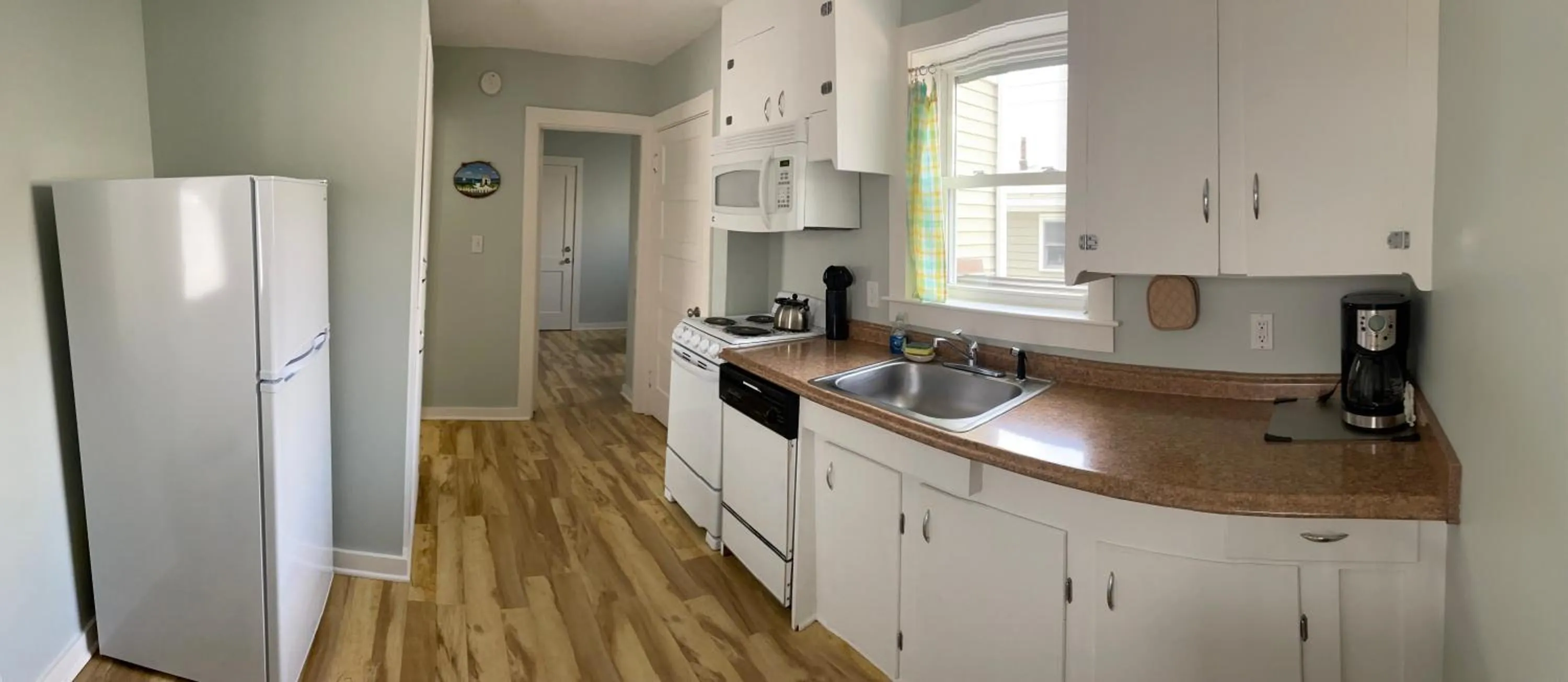 Kitchen or kitchenette in Moontide Motel, Apartments, and Cabins