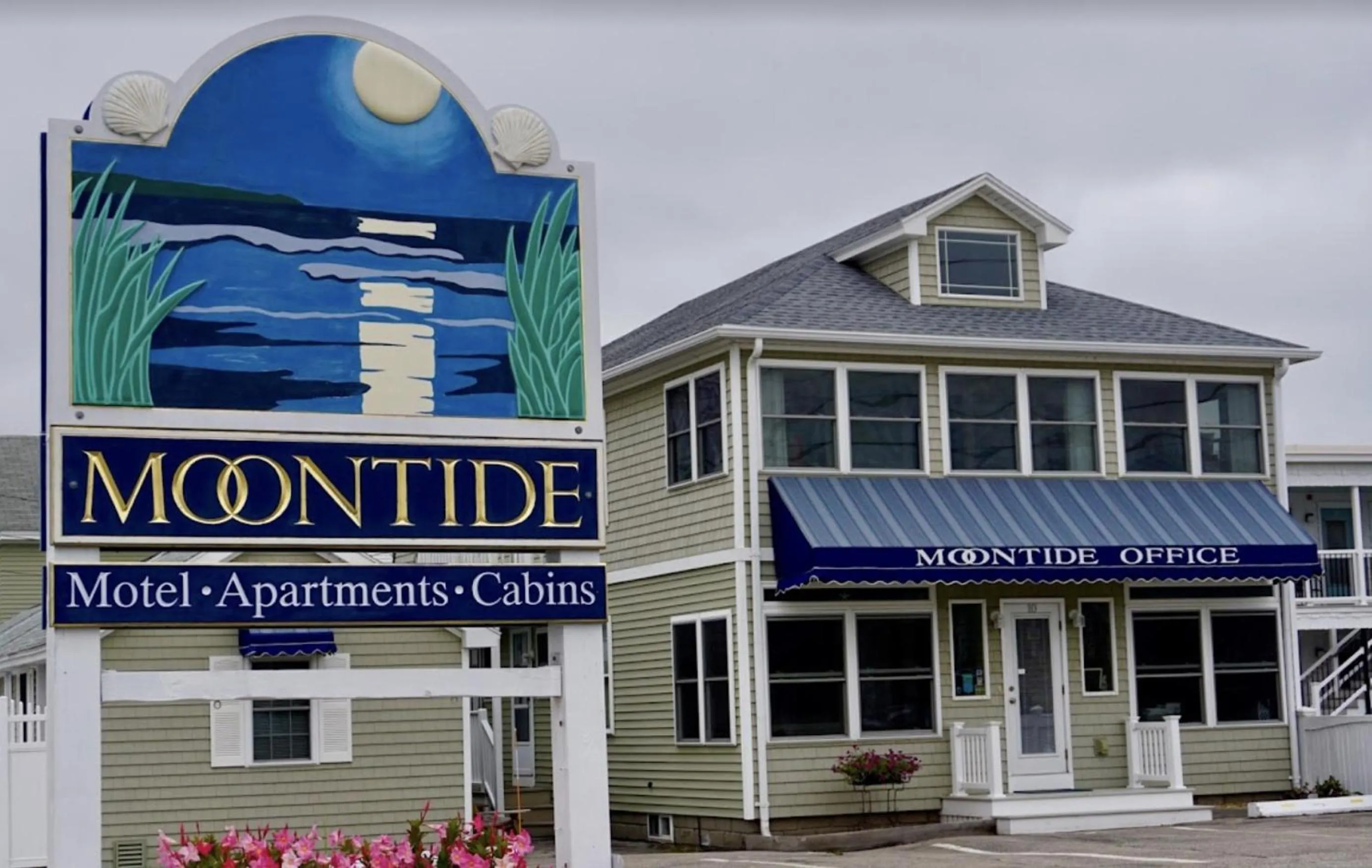 Property building in Moontide Motel, Apartments, and Cabins