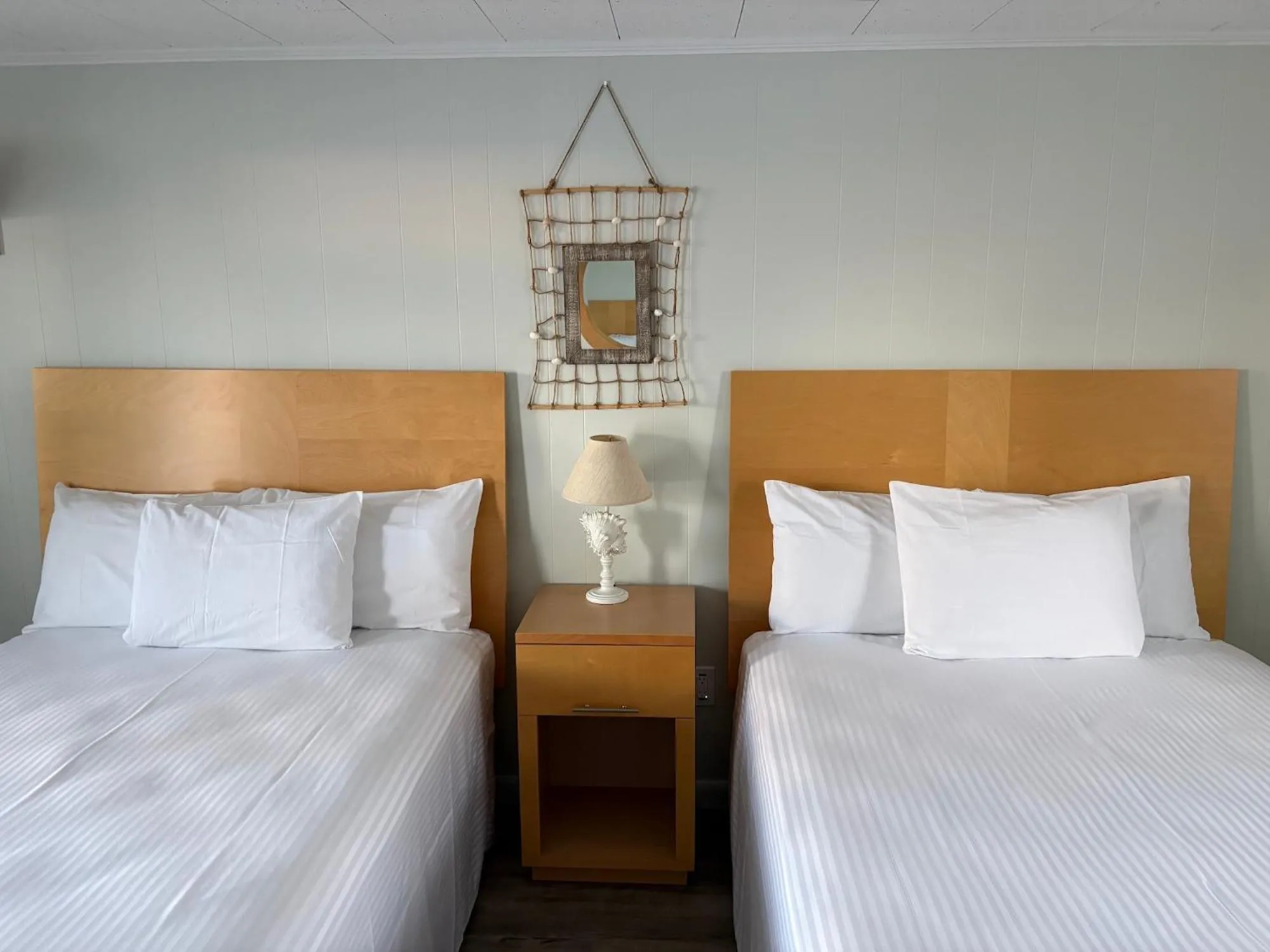 Bed in Moontide Motel, Apartments, and Cabins