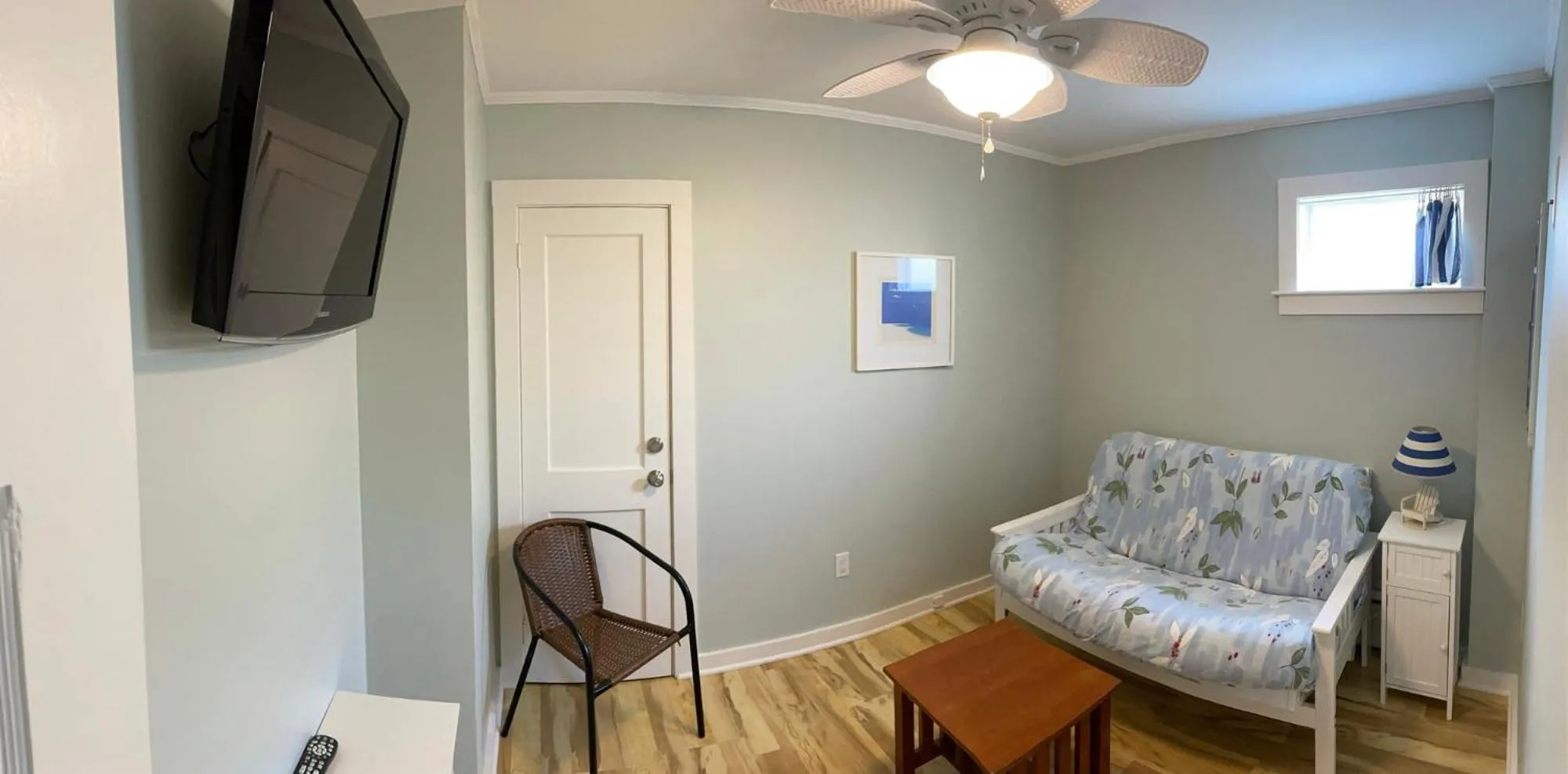 Seating area, Bed in Moontide Motel, Apartments, and Cabins
