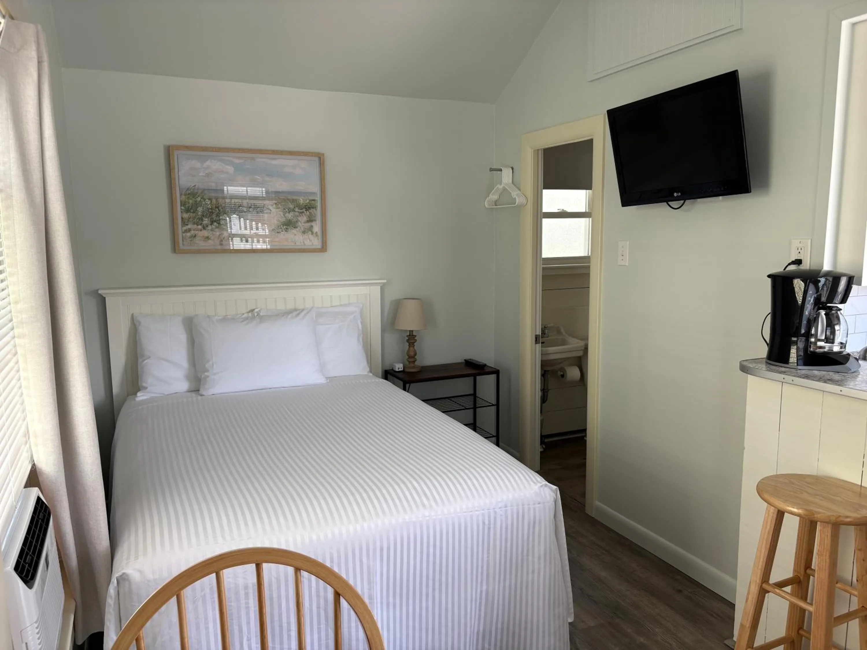 Bed in Moontide Motel, Apartments, and Cabins