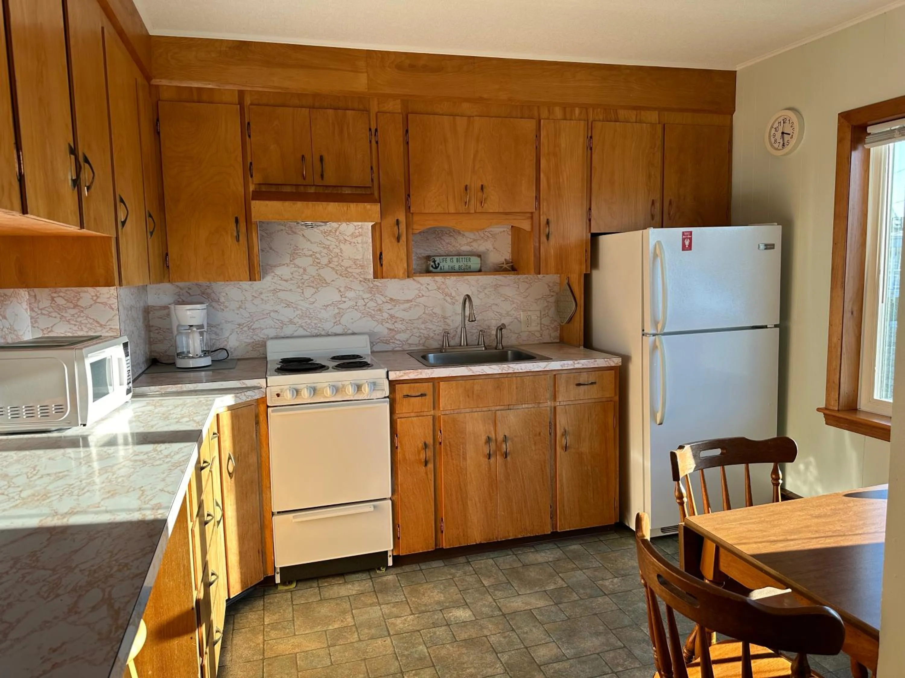 kitchen in Moontide Motel, Apartments, and Cabins