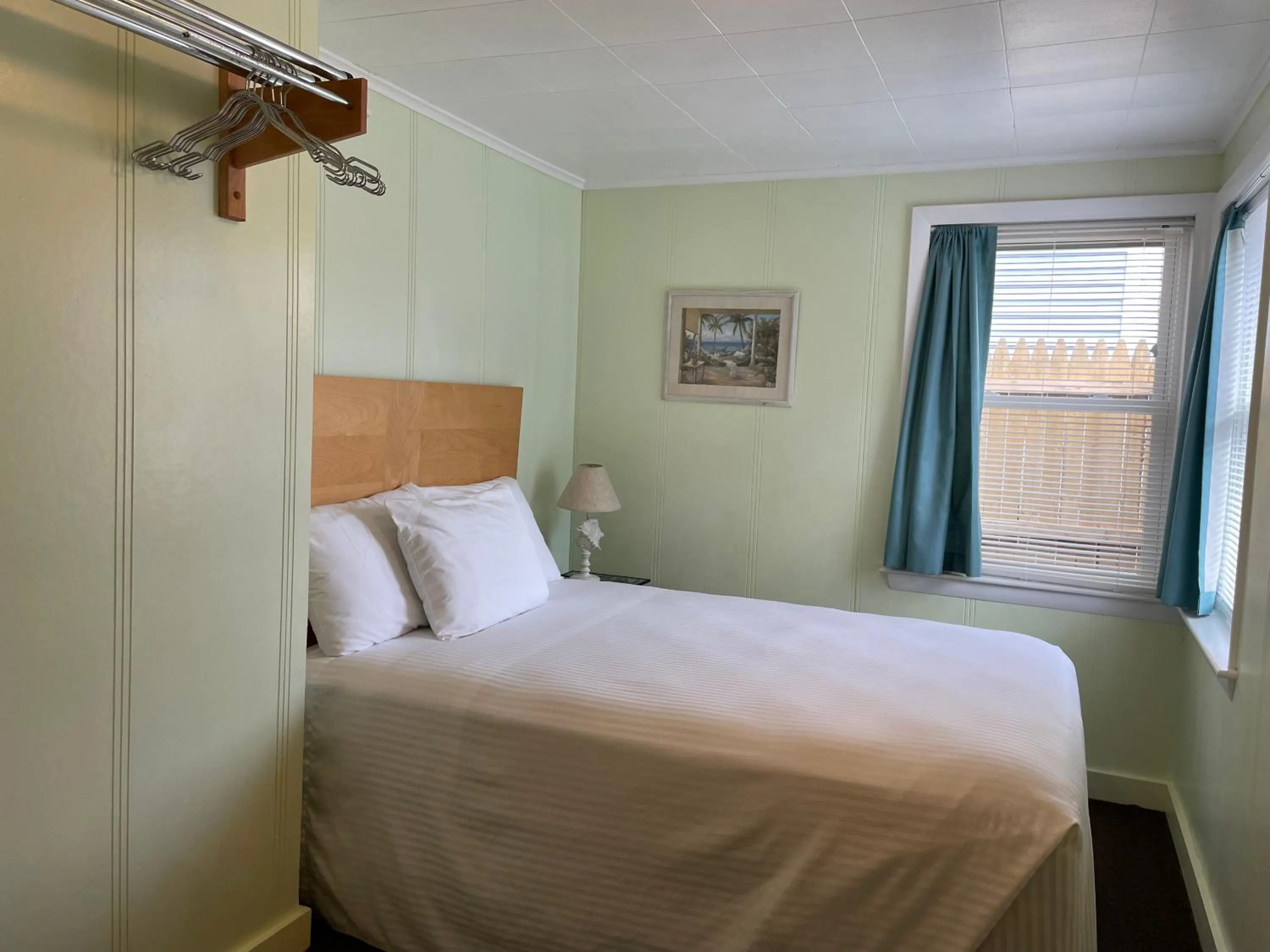 Bedroom, Bed in Moontide Motel, Apartments, and Cabins