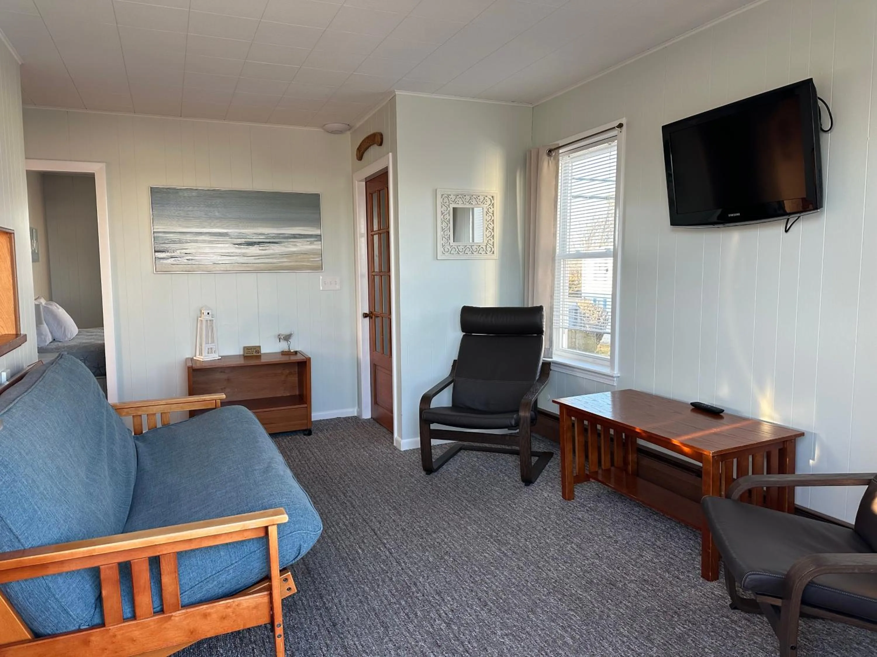 Living room in Moontide Motel, Apartments, and Cabins