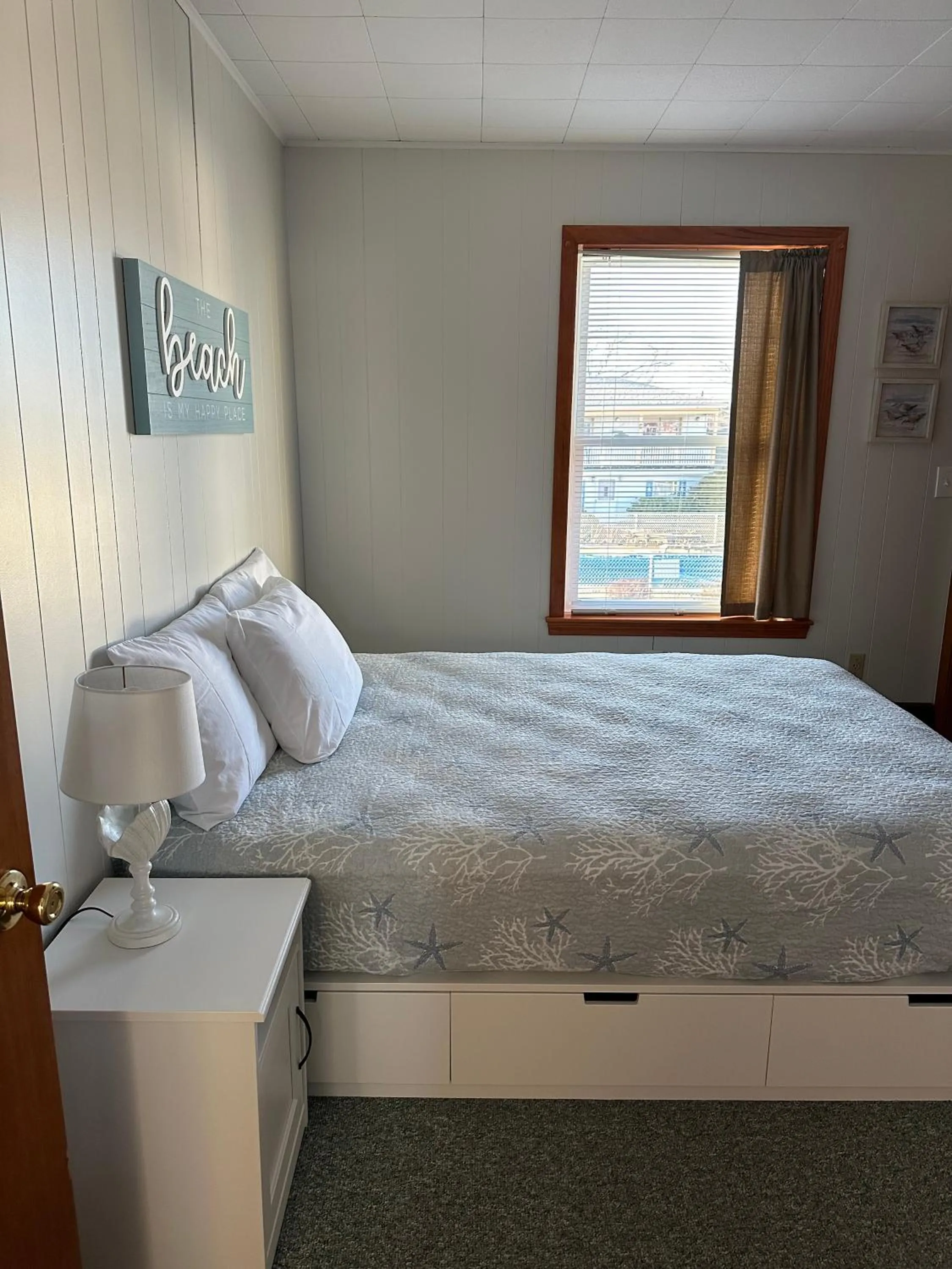 Bedroom, Bed in Moontide Motel, Apartments, and Cabins