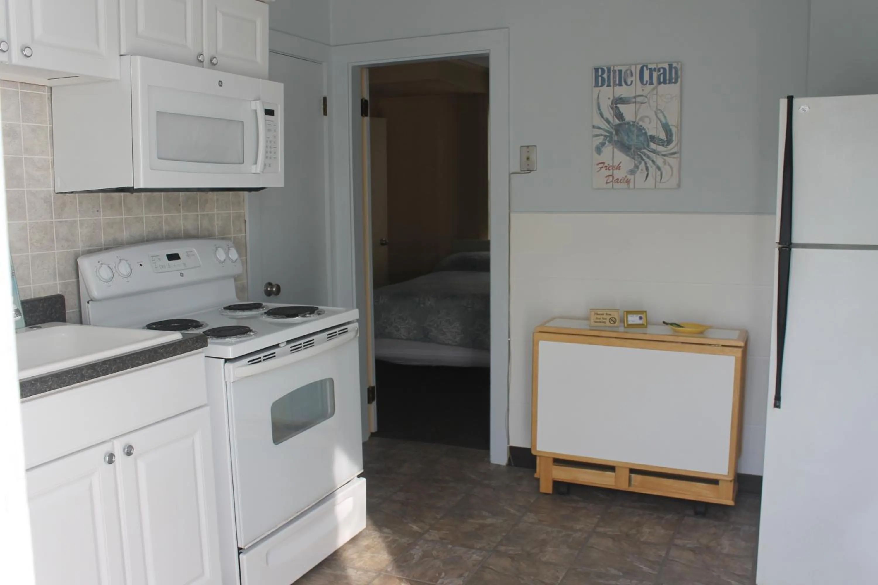 Kitchen or kitchenette in Moontide Motel, Apartments, and Cabins