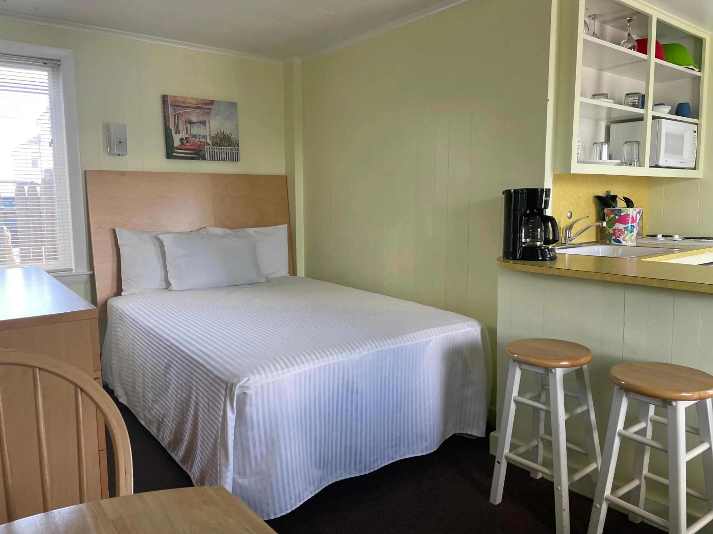 Bedroom, Bed in Moontide Motel, Apartments, and Cabins