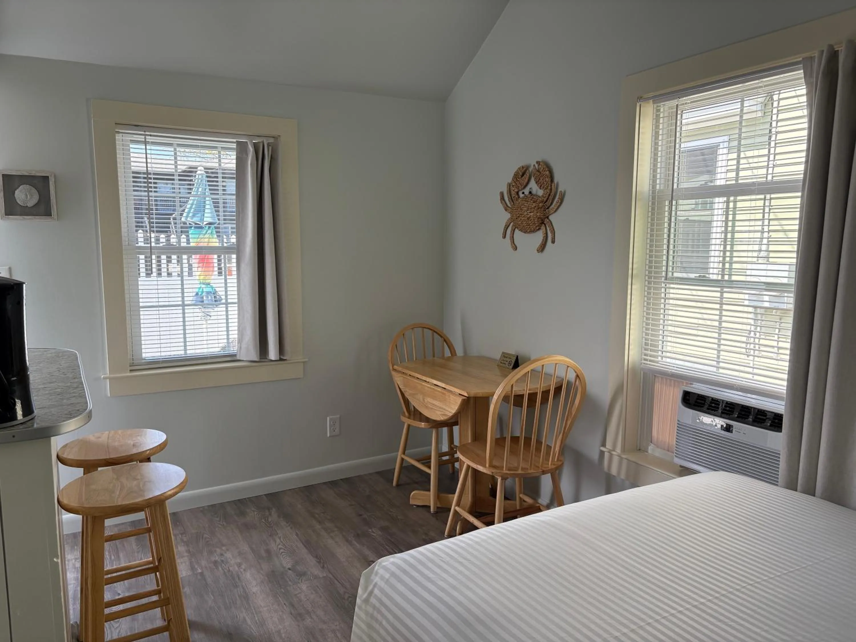 Dining area, Bed in Moontide Motel, Apartments, and Cabins