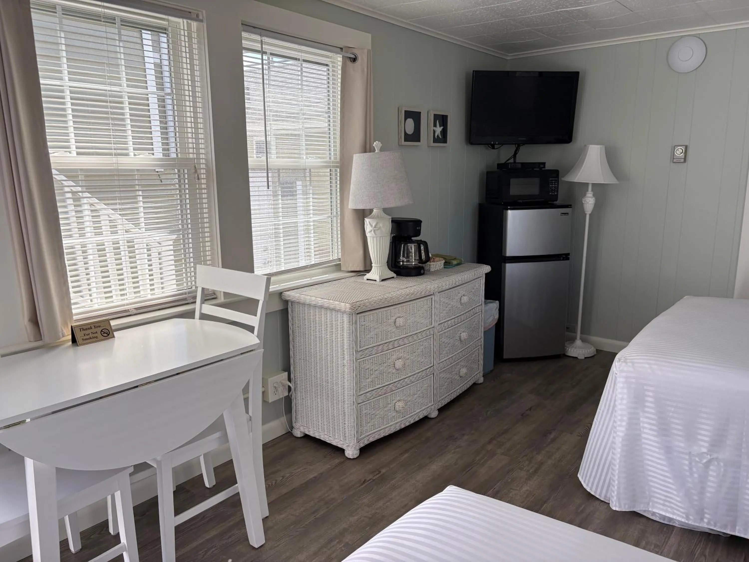 Photo of the whole room, Bed in Moontide Motel, Apartments, and Cabins