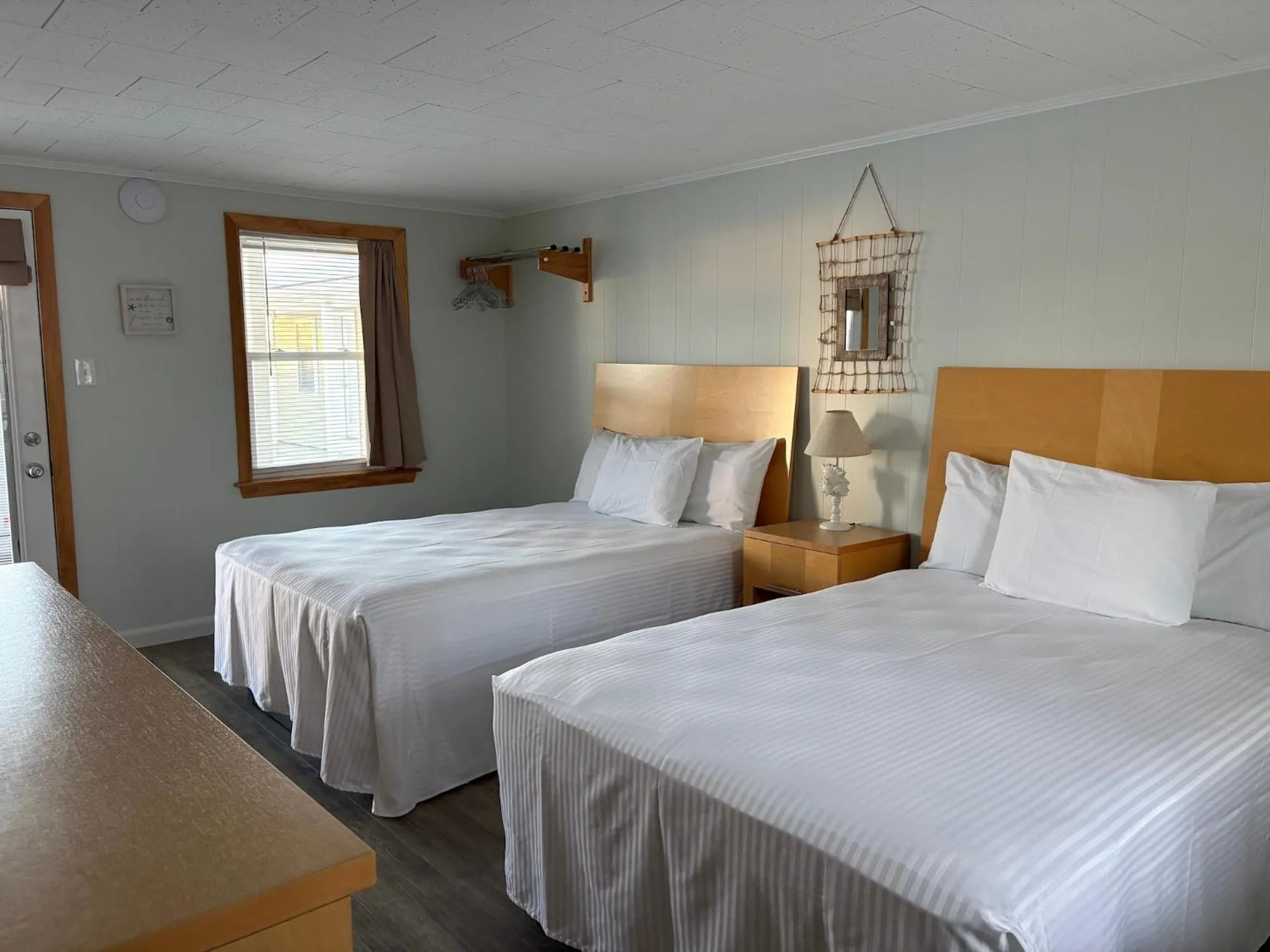 Bed in Moontide Motel, Apartments, and Cabins