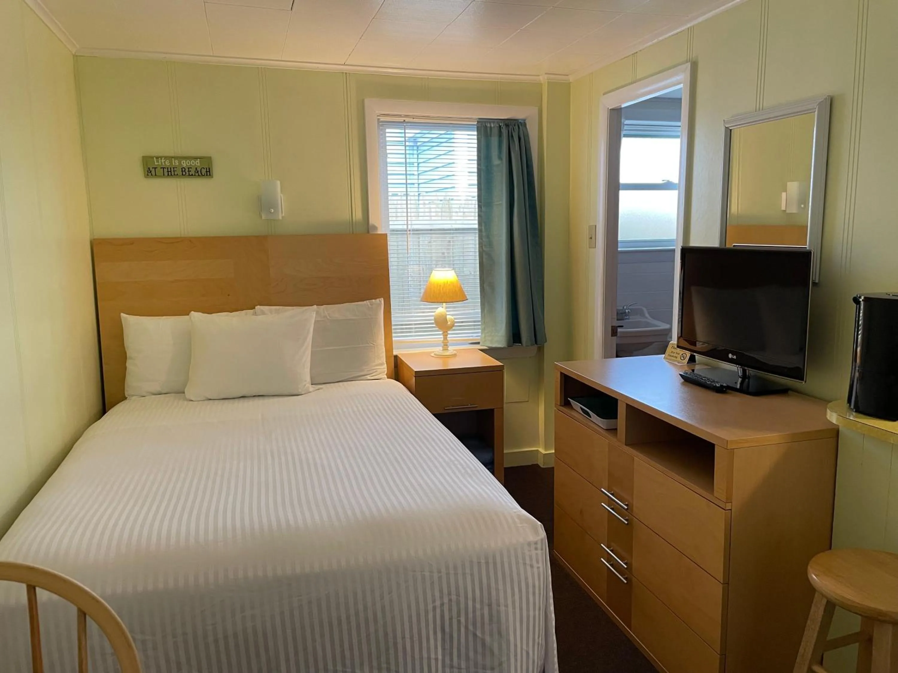Bedroom, Bed in Moontide Motel, Apartments, and Cabins