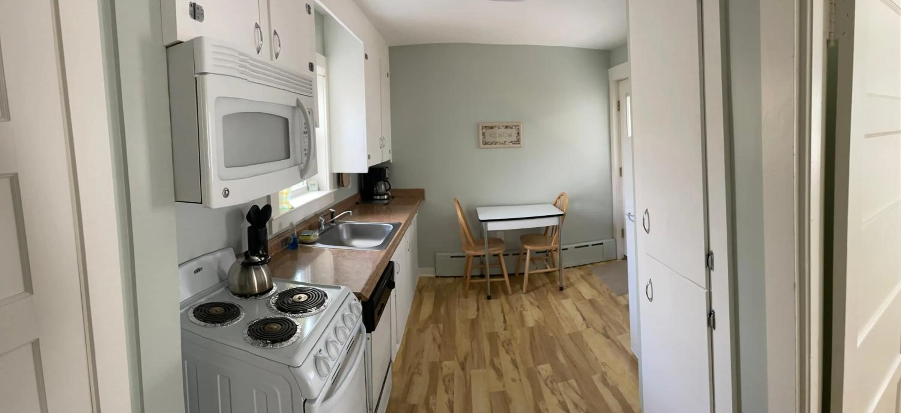 Kitchen or kitchenette in Moontide Motel, Apartments, and Cabins