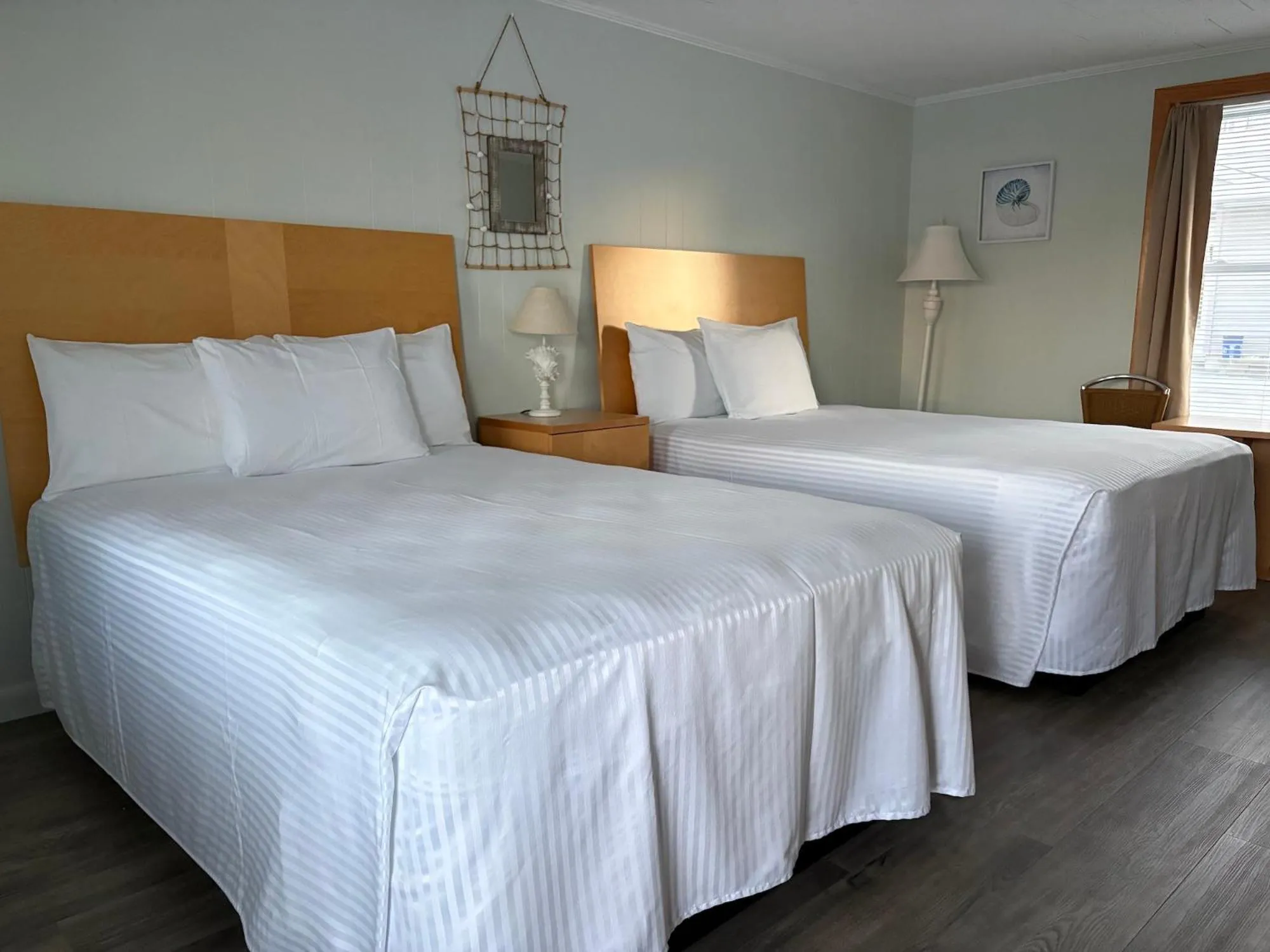 Bed in Moontide Motel, Apartments, and Cabins