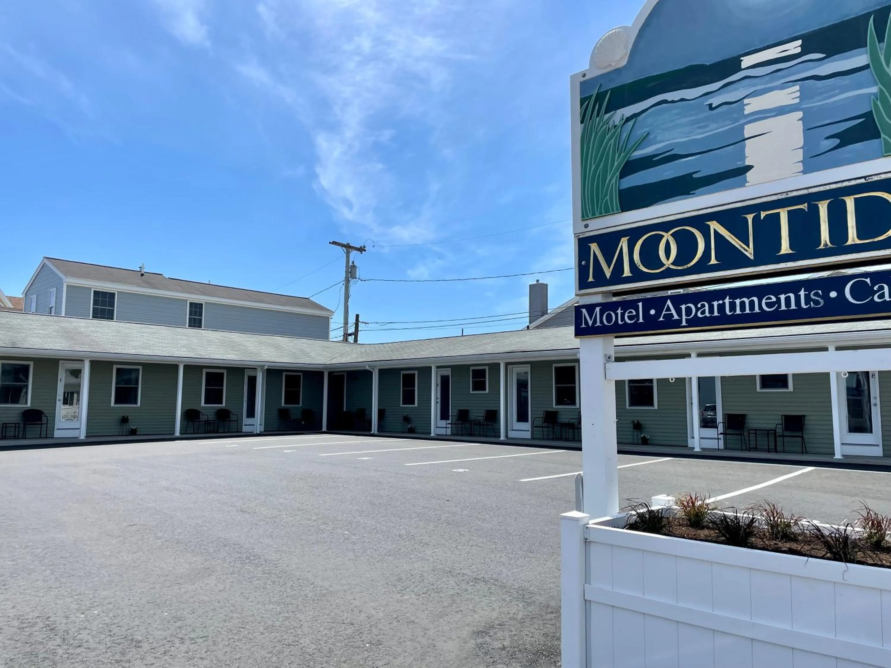 Property building in Moontide Motel, Apartments, and Cabins