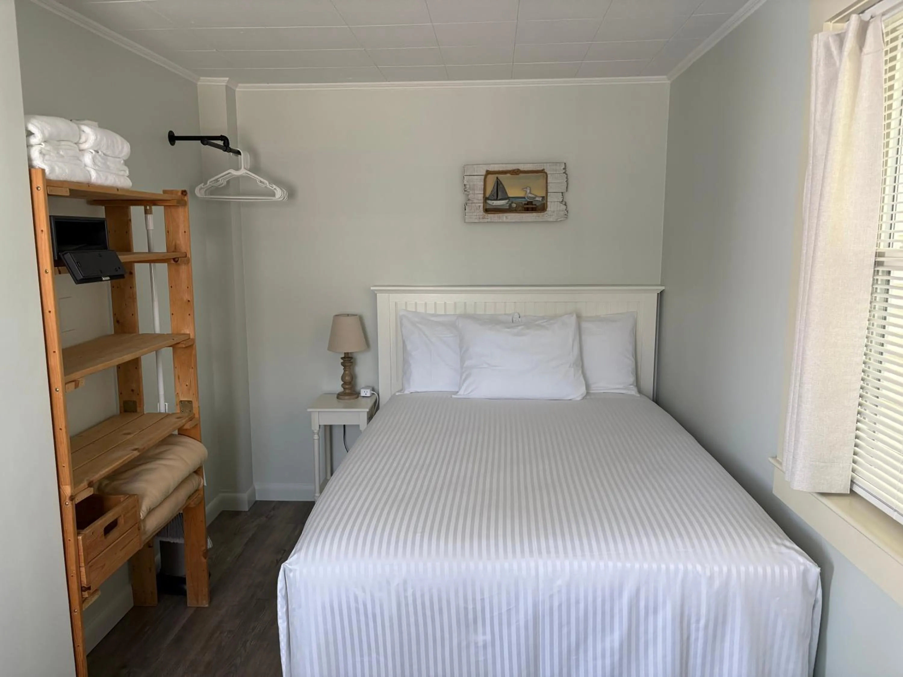 Bed in Moontide Motel, Apartments, and Cabins