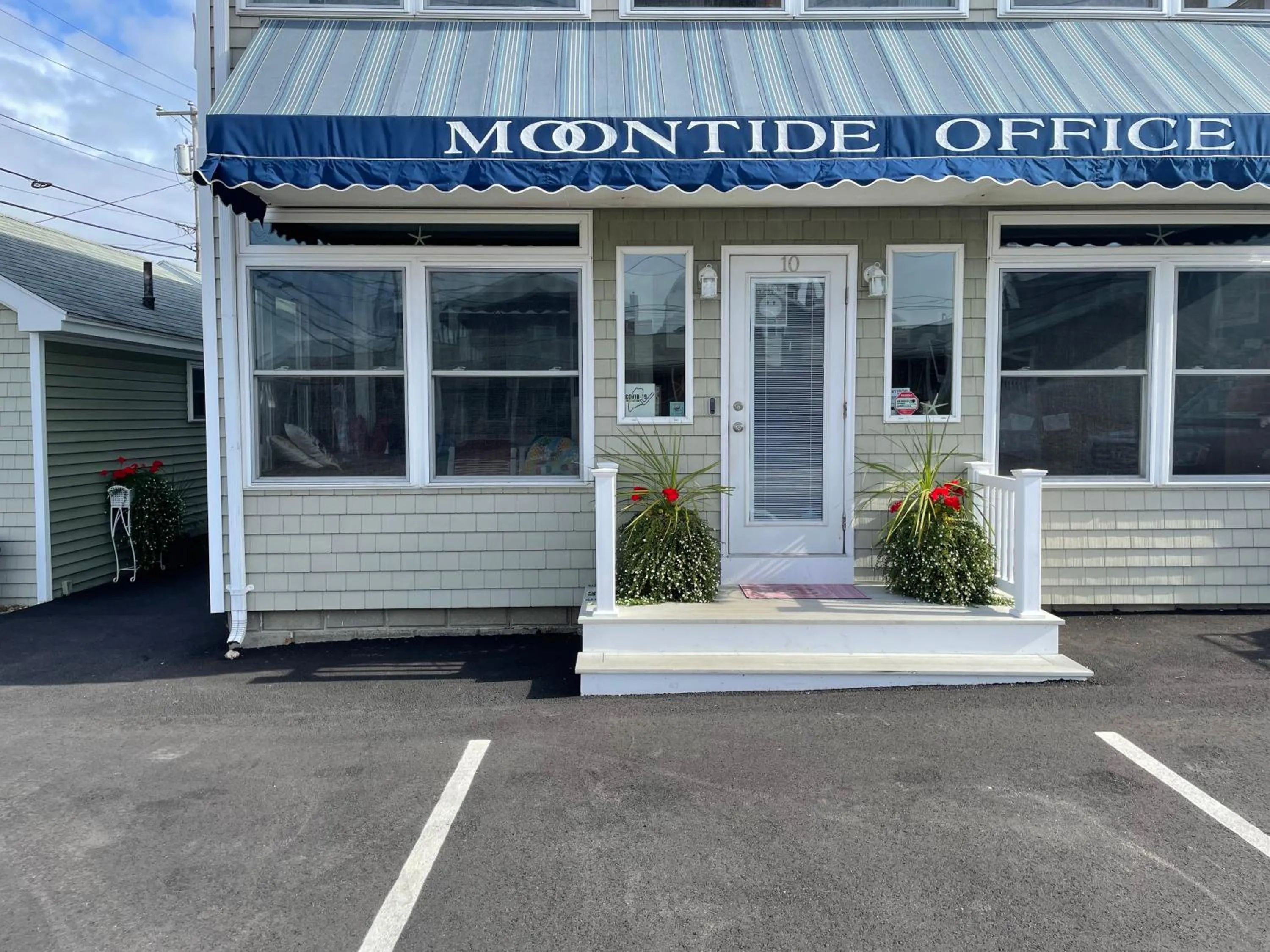 Property building in Moontide Motel, Apartments, and Cabins