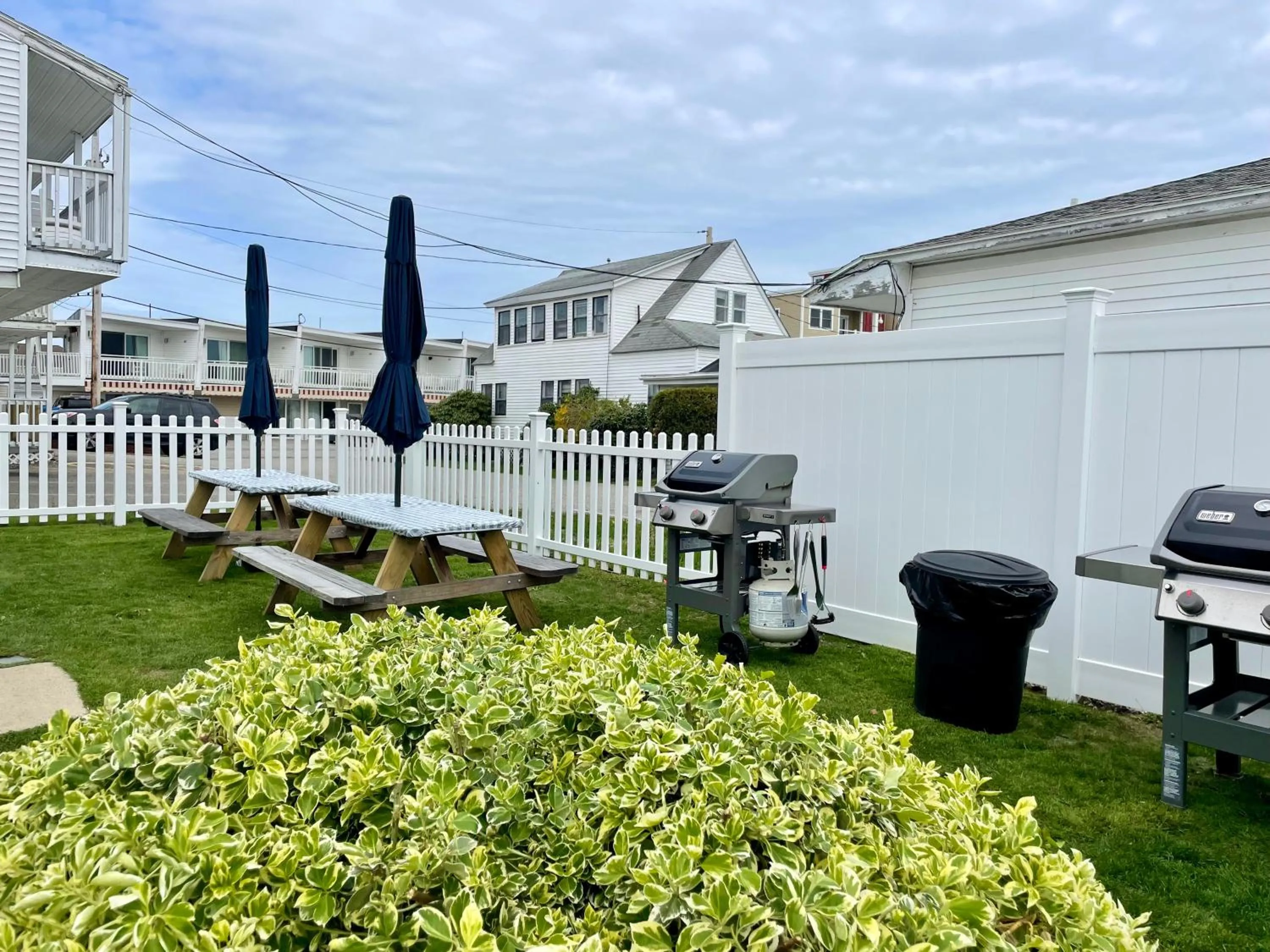BBQ facilities in Moontide Motel, Apartments, and Cabins