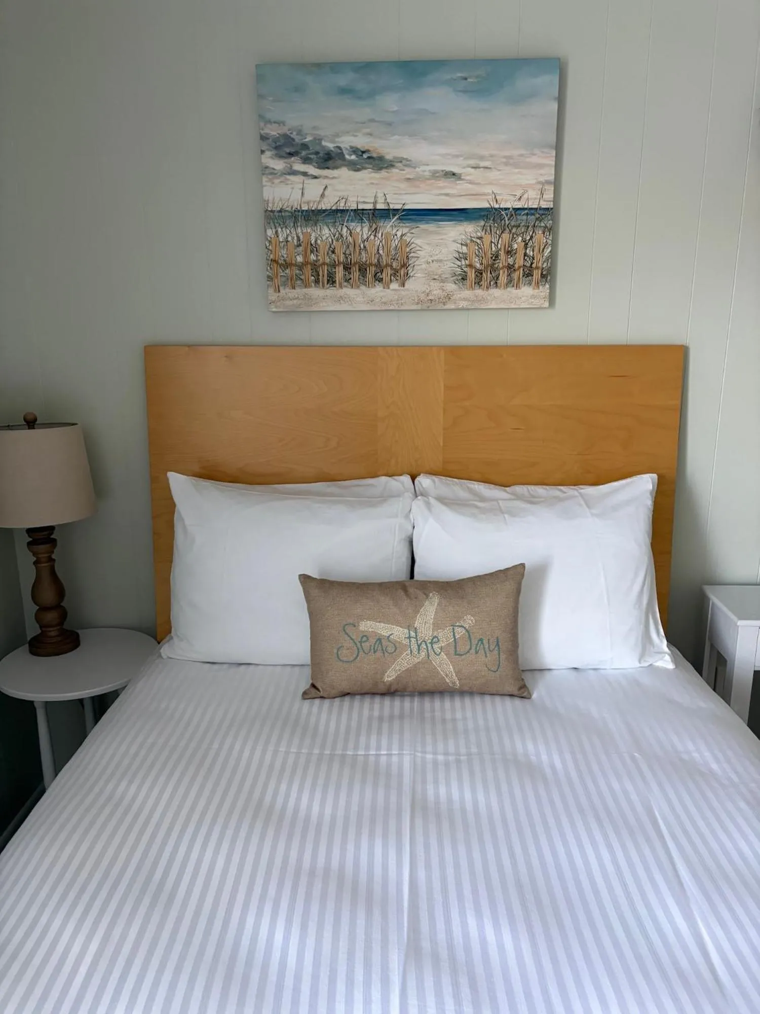 Bed in Moontide Motel, Apartments, and Cabins
