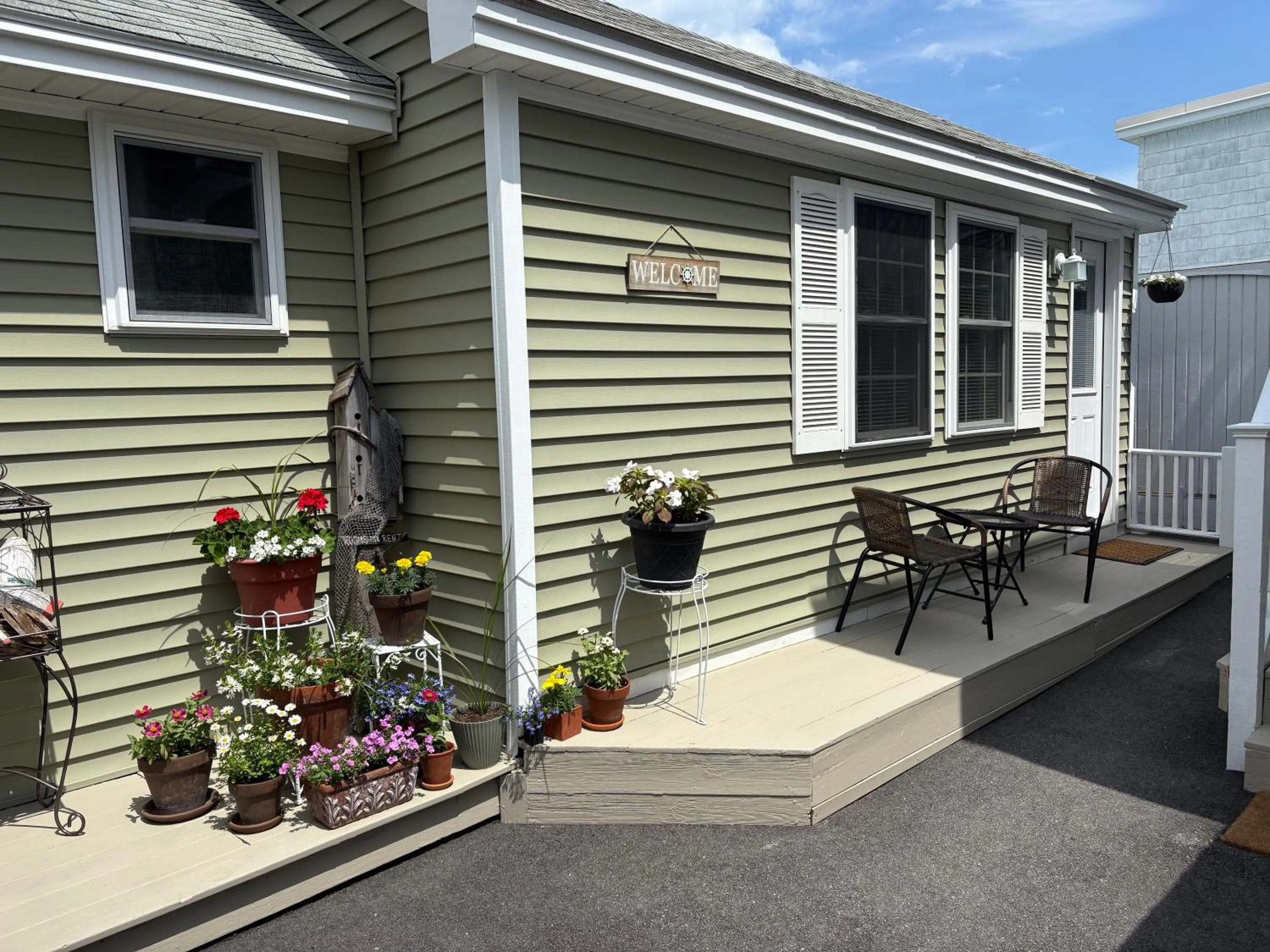 Property building in Moontide Motel, Apartments, and Cabins